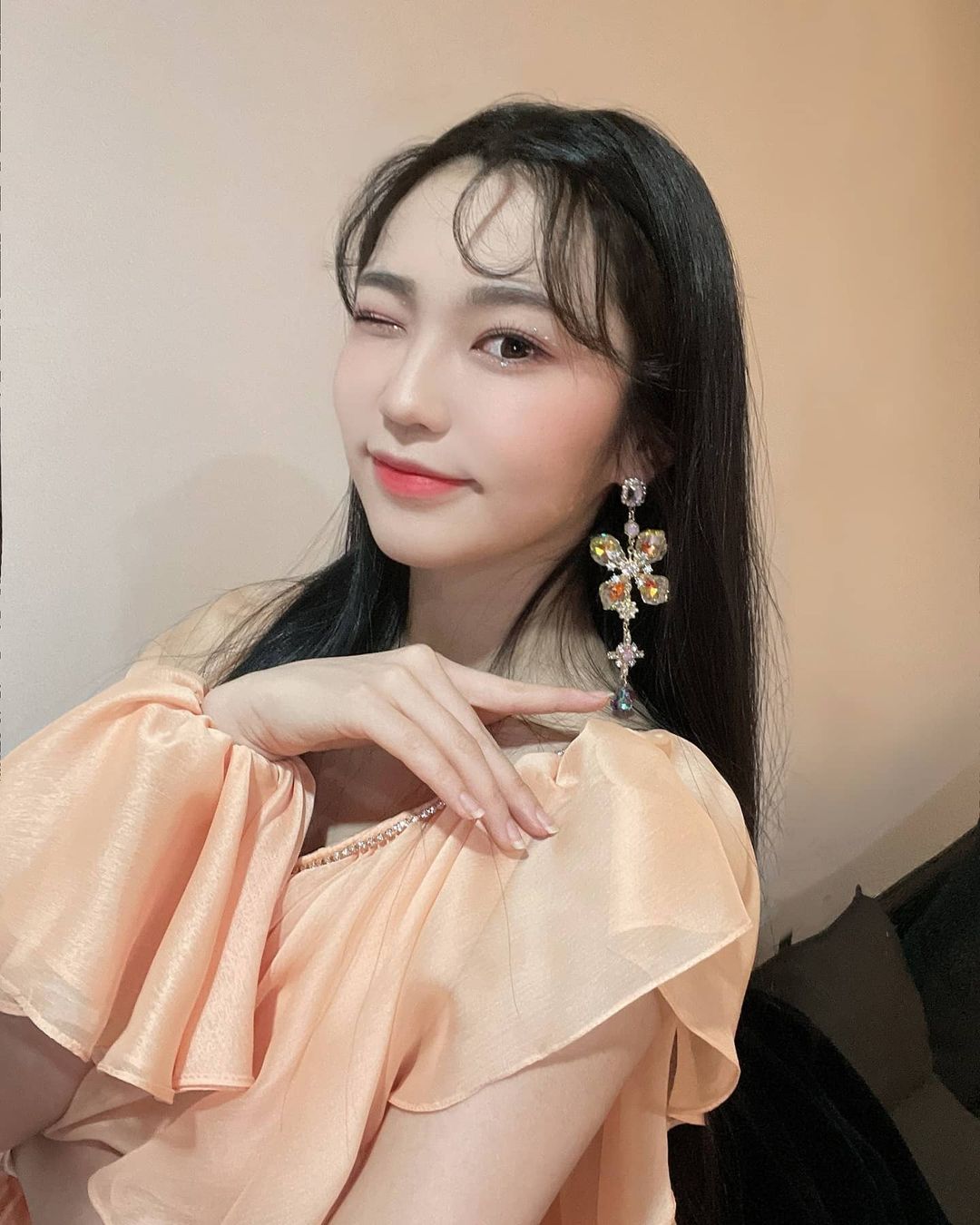정선민 on Instagram: “이 옷을 입고 이 귀걸이를 어떻게 참아.”