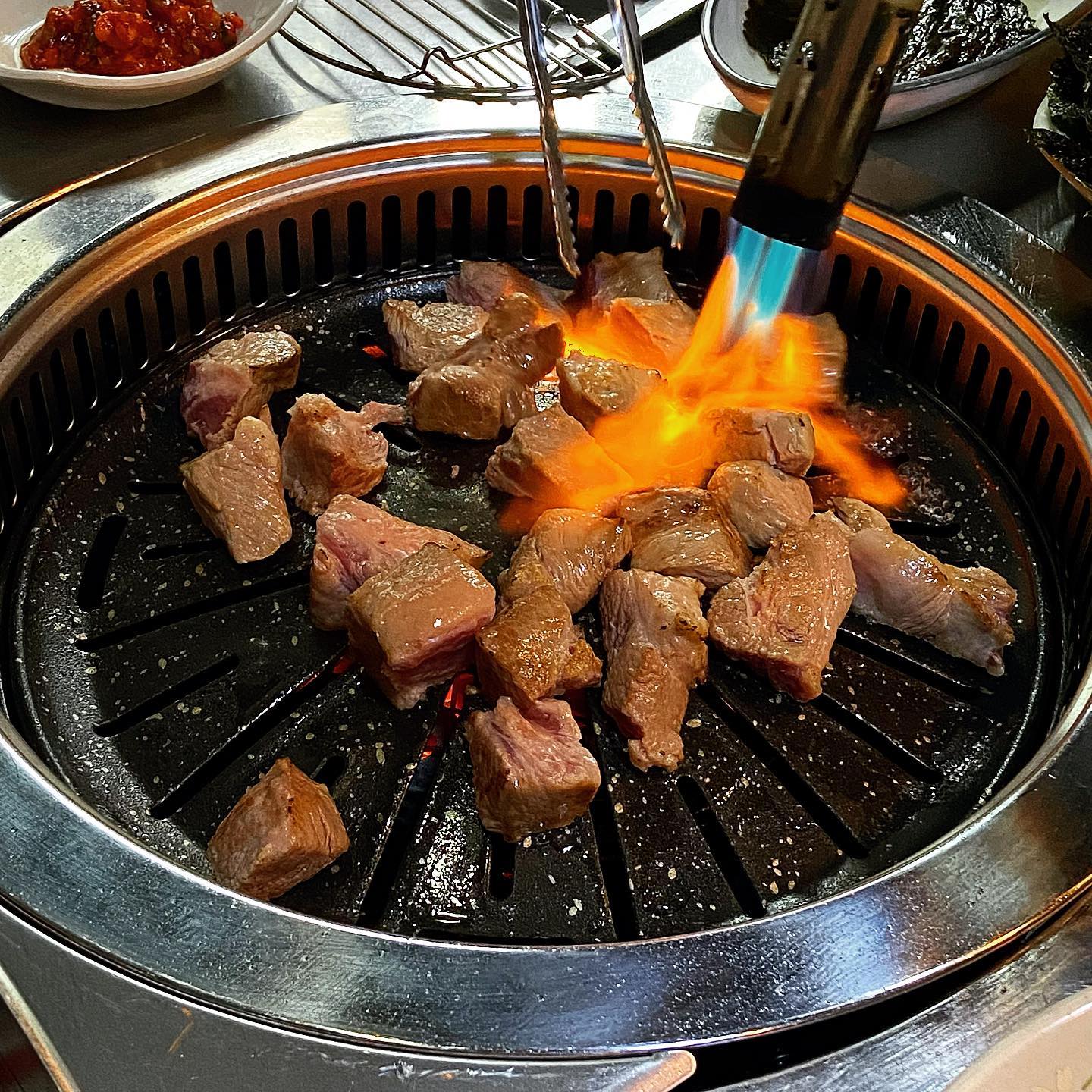 #사나이식당 #푸디지은_부천 

사나이식당 시그니처 메뉴인 주먹고기랑 항정살 먼저 주문✋🏻

4가지 조합으로 사장님이 접시에 올려주신다!!
✔️ 구운김 + 주먹고기 + 조개살 젓갈
✔️ 구운김 + 주먹고기 + 낙지 젓갈
✔️ 구운김 + 주먹고기 + 깻잎절임 + 원하는 젓갈
✔️ 구운김 + 주먹고기 + 김치 + 원하는 젓갈

먹는 순서는 양념이 순한 맛 👉🏻 강한 맛

원래 쌈장에 고기 찍어먹는데 젓갈이 다 간을 해줘서👍🏻

항정살도 일반 고기집이서 먹는거와 좀 달랐움!!

추가로 가브리살도 먹고 후식으로 김치말이국수😝