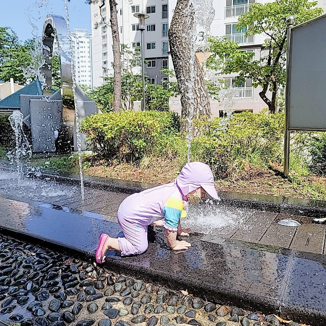 #459일 #이구역패션왕

아파트 분수대에서 물놀이하는데
래쉬가드 입고 나간 해담이😂

혹여나 감기 걸릴까
수영복이 좀 더 낫겠지 싶어
물놀이 기저귀에 래쉬가드 입혀 나갔다왔네요😂

옆에서 물놀이하던 오빠야가
여기는 수영장도 아닌데 얘는 왜 수영복을 입었어?😮
하고 물었지만 개의치않아~😉

물놀이의 기본은 수영복 아입니꺼😂

그늘져서 그런지 수영복 입히고도 덜덜 떨어
후다닥 집에 들어왔네요😔

#뽀인뜨는고무신 #해담이가고른고무신 #물놀이의시작 #워터파크가즈아🌊 #15개월아기