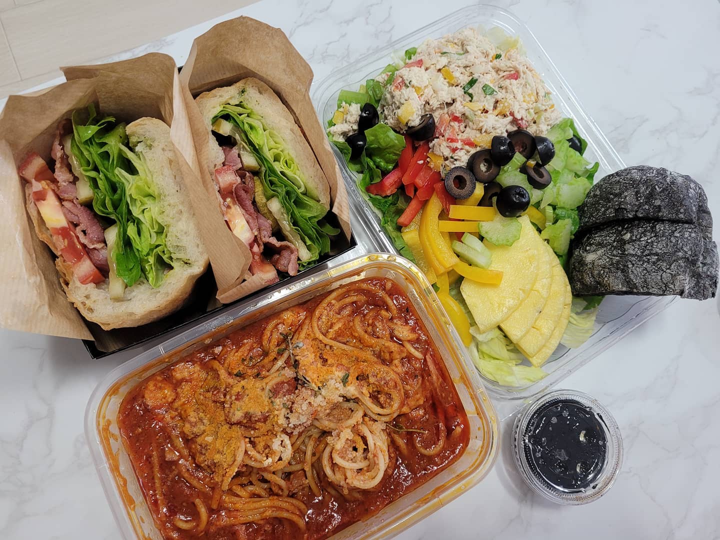 ⠀
집에서 브런치!
마송에 이런데가 잇엇던가..ㅎㅎ
맛은 그럭저럭 하였으나 나가지않고
집에서 브런치를 먹을수잇어서 굳뜨 👍
⠀
#마송브런치 #마송맛집 #통진브런치 #김포브런치 #샐러드배달 #스프링코
#스프링코샐러드 #스프링코샌드위치 #스프링코파스타