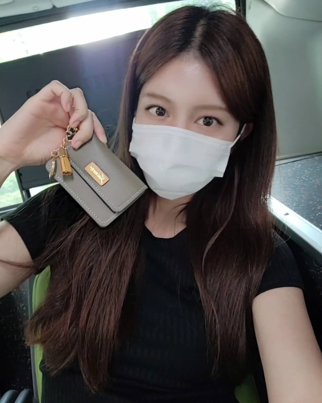 in on Instagram: “#협찬 대중교통 이용할때마다 카드 중복찍혀서 귀찮았는데 요 지갑하나로 해결했지요~♥️ 카드 2~3장들어있어도 중복처리없이 한번만에 태깅된다는 꿀 정보 ! 디자인까지