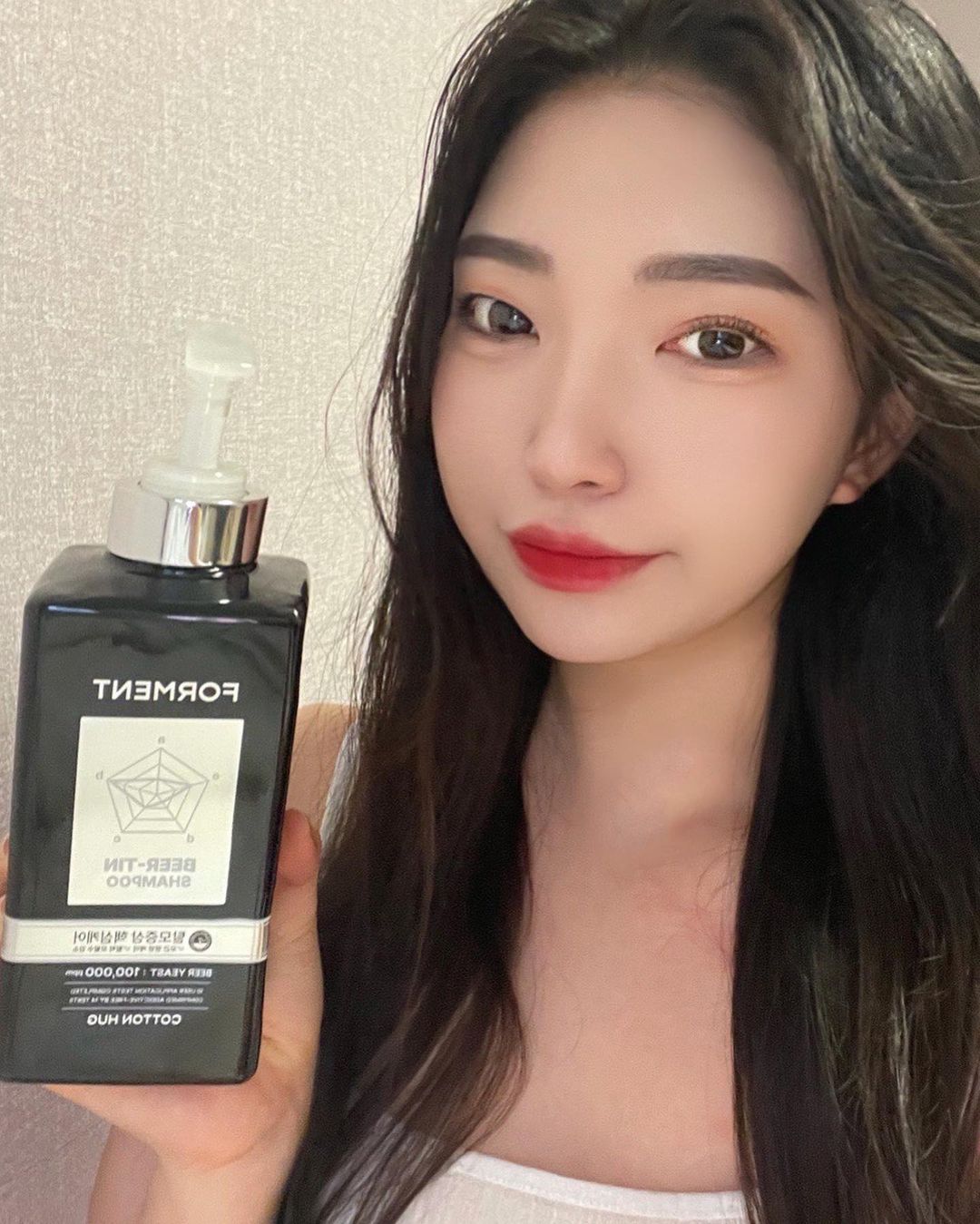 권정언 on Instagram: “스프레이 많이 쓰는 나한테 필수템 포맨트 비어틴 탈모 케어 퍼퓸 샴푸 코튼 허그 향 🖤탈모 증상 완화 임상시험 통과_탈락 모발 수27.59% 감소 🤍두피 유분량 3