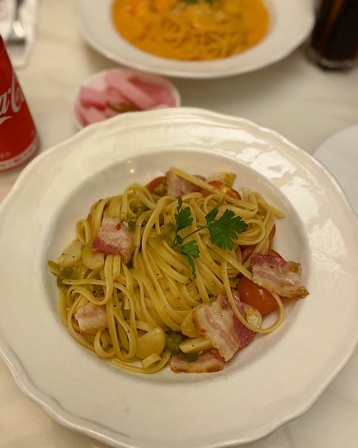 💫 #익선동맛집 / 지오쿠치나 💫

🍝 로제 감베리 (20000)
🍝 베이컨 할라피뇨 (17000)

음~존맛
뭣보다 분위기가 넘좋었다
한옥이지만 안은 빈티지유럽stㅋㅋ
매장 내에 꽃향기가 가득해서 너무 향기롭구 좋았음
꽃이 가득함 넘 좋음 💐
맛도 있음!!! 로제가 좀 더 맛났던거 같음
베이컨 할라피뇨도 맛있는데 좀 더 간이 세도 좋을듯! 매콤한 할라피뇨랑 베이컨이 넘 맛났다 ㅎ
화장실도 너무 깨끗하고 좋았다..플러스 십점
은근 익선동이 맛집이 없는데..이정도면 꽤괜
또 가야징~♡

#냠냠린_익선
#지오쿠치나익선