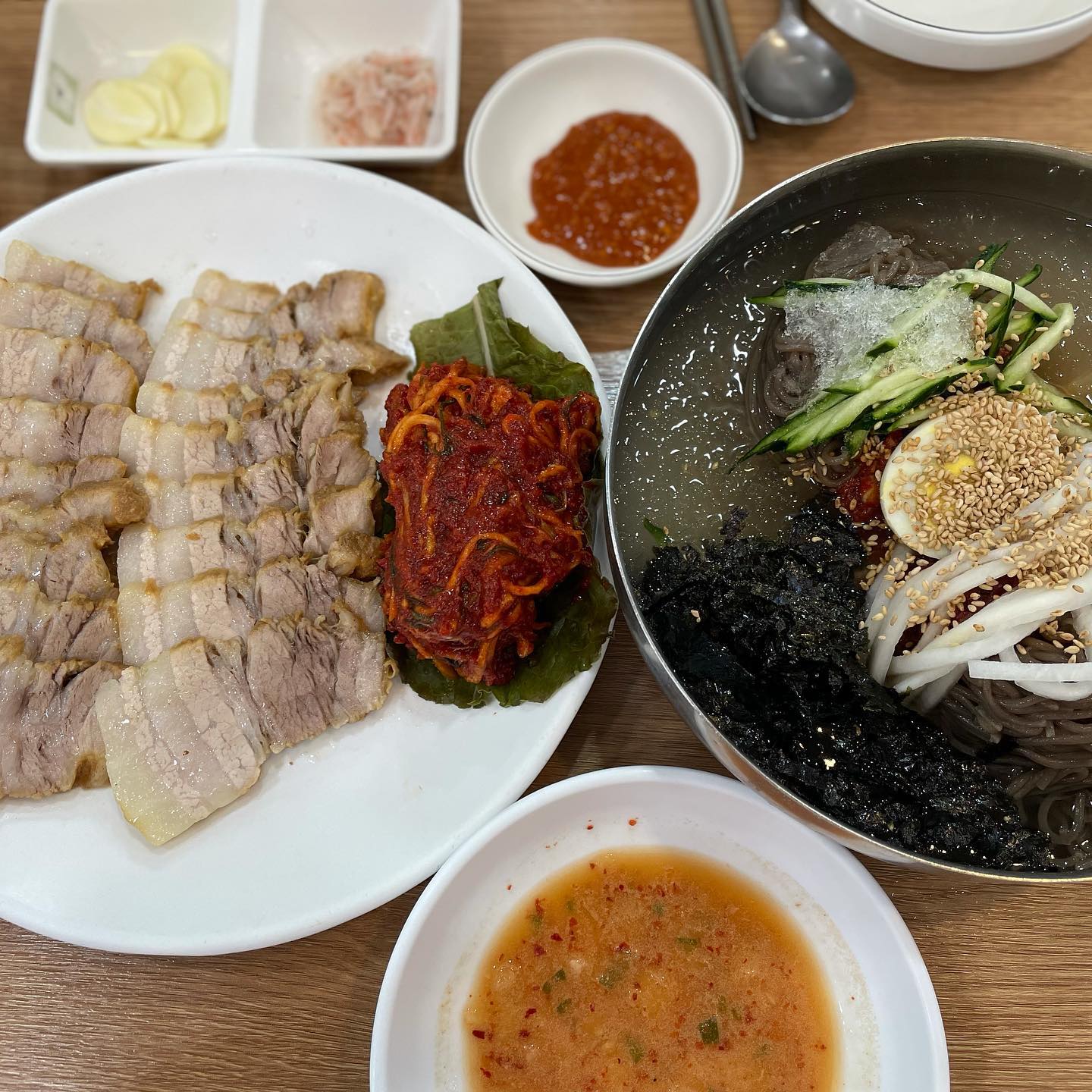 #부산막국수맛집 #사직동맛집
#막국수맛집 #소문난춘천막국수 #부산맛집 
난 이제 주문진은 안 갈란다😅
열무김치와도 궁합이 좋은 막국수와 수육!
#막국수와수육 #궁합최고