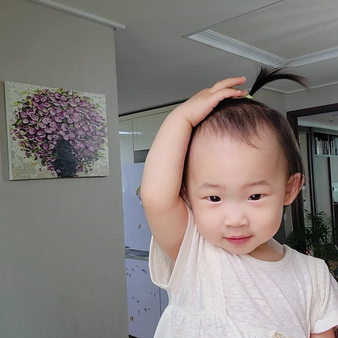 #462일 #사랑해담
협찬

해담이 바지 입기 도전!
바지입기 싫어 도망다니기 바쁜 해담이
딸기를 좋아해서인지, 요 바지는 좋아해요🤭
#유비맘실내복 #깨알홍보 😆

아니 그런데 왜 한발 들어가면 한발이 나오는거지? 오잉😧😵

너무 귀여워서 해담이 짜증내는데 한참을 웃었어요😂

나중엔 에라 모르겠다,
고무신이나 신자며 마냥 신난 해담이❤

아이가 먼저 찾는 실내복 👉 ubmom_official

#오늘도사랑스러웠다