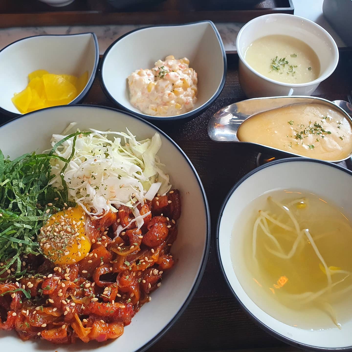 #의정부맛집 #곱덮방

곱창 막창을 별로 안좋아하는데도 맛있게먹을 수 있는 곳 ㅎㅎ
김치막창에 치즈 추가가 내 최애픽...☆
적당히 매콤하고 콘샐러드와 김가루도 있어서 더 맛있게 먹을 수 있당!
분위기 있고 맛있어서 누구랑 오든 호평인 곳 ㅋㅋ
점심에 곱창 막창 땡길 때는 덮밥으로 한입😘

#의정부데이트 #의정부데이트코스 #의정부곱창 #의정부역맛집 #의정부역곱창 #곱창 #막창 #곱창덮밥