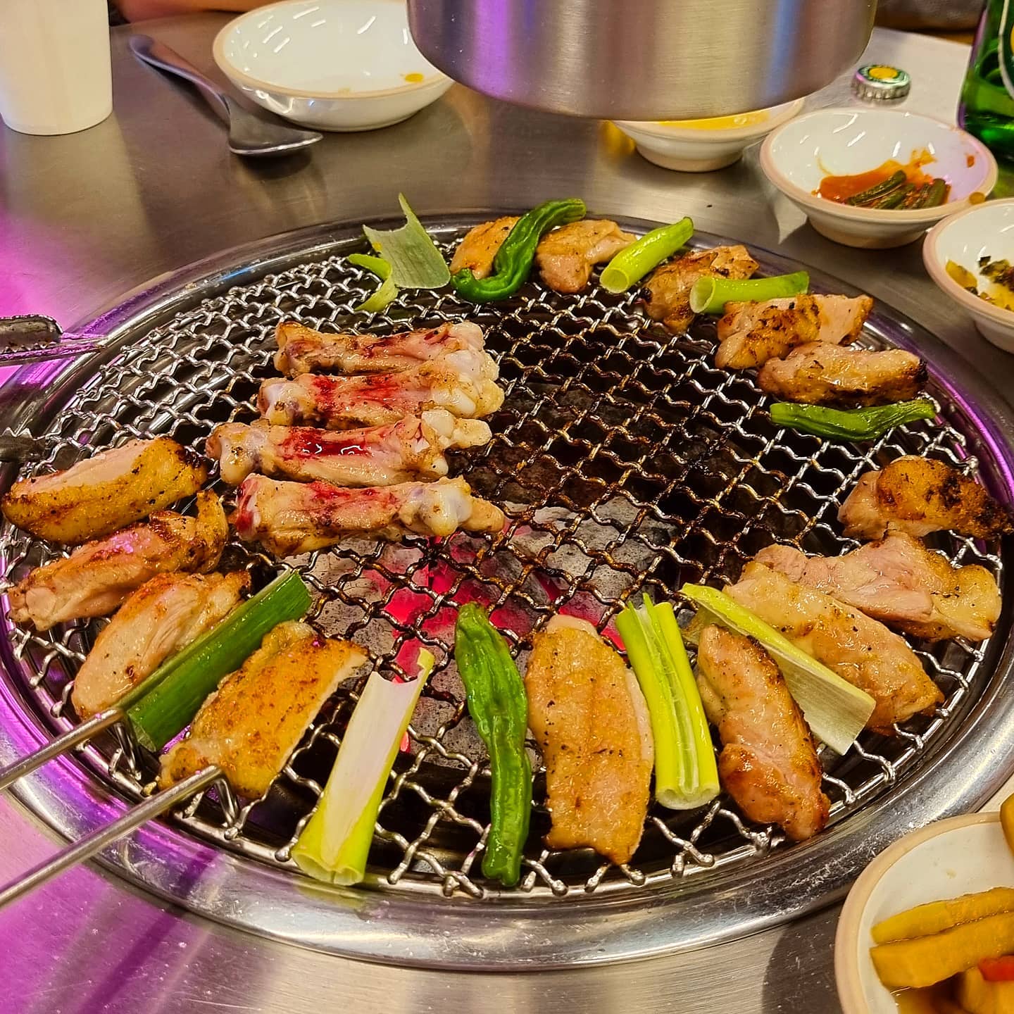💫 #성신여대맛집 / 계모임 💫

🍗 소금다리살 (12000)
🍗 양념다리살 (13000)

음~~~~~~~존맛
너무 ㅋㅋㅋ배고파서 사진 대충찍음..
그러나 사진보다 훨 맛남
그냥 인스타핫플인줄 알았는데
진짜 맛있었음..
숯불향 지대로~~~
마요소스에 팍 찍어서 먹으면 너무 맛남
볶음밥 추가해먹었는데 사진 너무 에바라 걍 안올림 ㅎ
맥주마시면서 먹기 완전 딱이야..
또온다

#냠냠린_성신여대 
#계모임