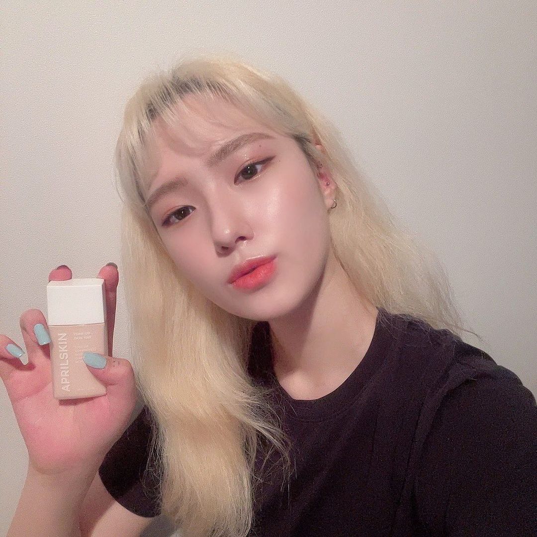 송나영 on Instagram: “✨에이프릴스킨톤업스킨틴트✨ #광고 솔직히 손등에 바를때 응? 이러고 긴가민가 했는데 얼굴에 바르니깐 화사해지네 . #에이프릴스킨 #aprilskin #톤업스킨틴