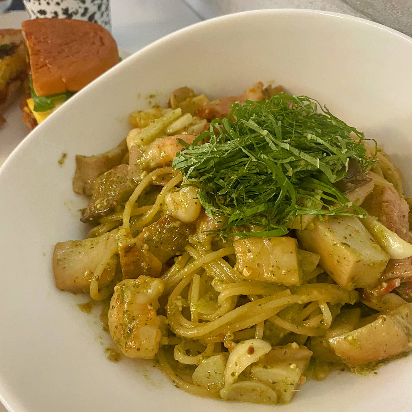 💫 #연남동맛집 / #카페잼잼 💫

🍝 풀드포크 (7000)
🍝 바질페스토 (12000)
🍝 연어샐러드 (8000)
🍝 크럼블 (8000)

카페잼잼!!!!!
친구가 가재서 아무생각없이 따라갔는디 넘 최고였다
사실 내돈주고 시킨건..풀드포크랑 바질페스토랑 커피뿐.....
샐러드랑 크럼블은 그냥 서비스로 주심.ㅠㅠ 친절무엇? 서비스 대박...🥲
그래서 진짜 브런친데..진짜 배터지게 먹음 ㅠㅠ그냥 런치됨.
다 못먹어서 너무 아까웠음..
분위기도 깔끔하니 너무 좋고 서비스도 좋고 맛있고~~가격도 합리적임 ㅎㅎㅎ
재방문의사 오백퍼~

#냠냠린_연남