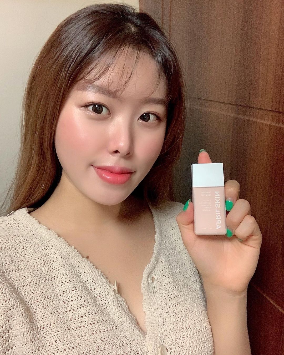 박소희 on Instagram: “[에이프릴스킨 톤업스킨틴트 SPF 50] 한겹으로 자외선 차단 + 톤업 + 보정커버까지🌞 스킨 텍스처로 피부에 가볍게 착 붙어 내 피부 같은 편안함을 느낄 수 있어