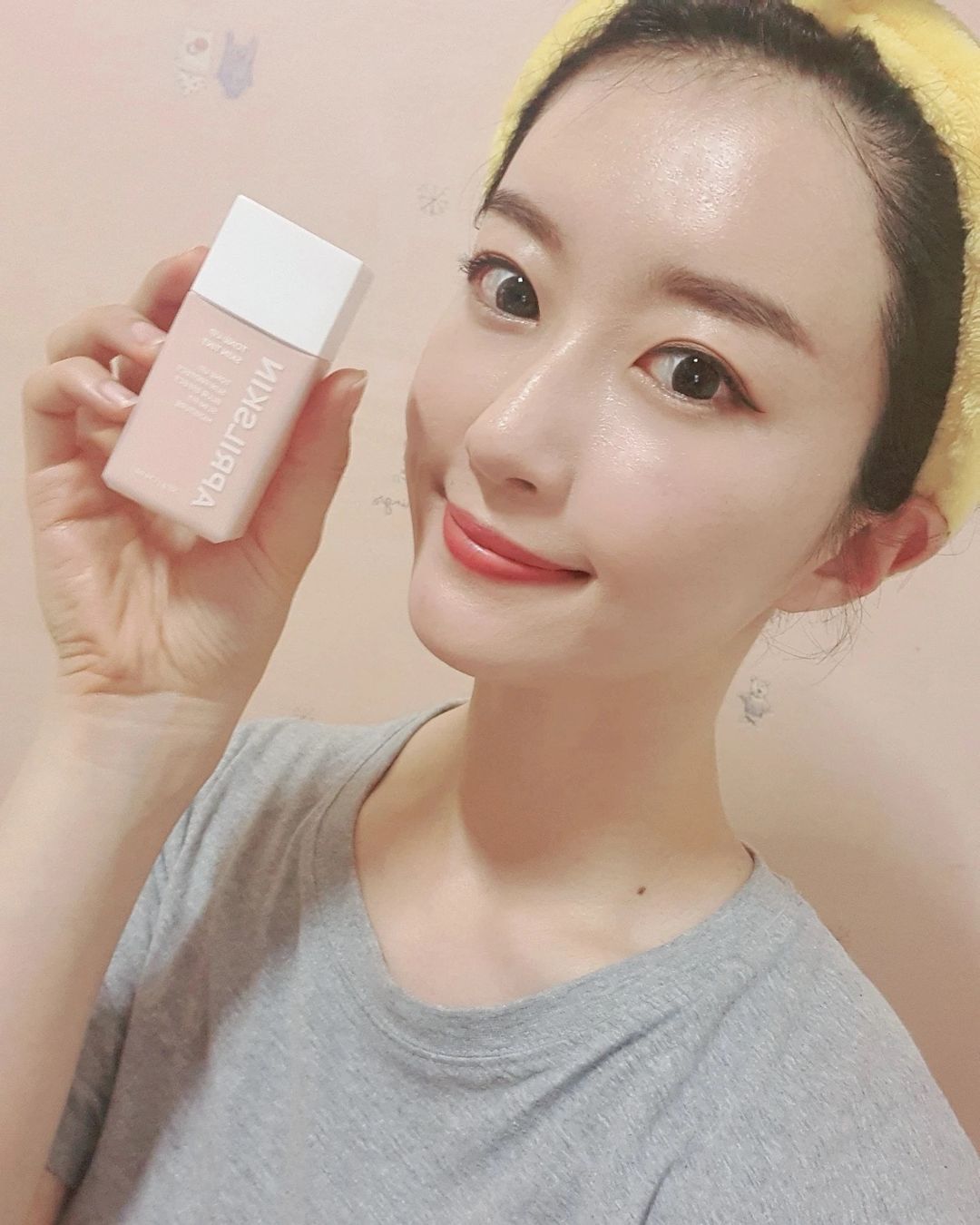 #레츠기린 🦒 on Instagram: “가볍게 내 피부에 착 에어프릴스킨 톤업스킨틴트 🌸 톡톡톡 피부에 바르면 자외선차단, 톤업, 보정커버까지 화사하고 가볍고 피부표현이 되요 🥰 #에이프릴스