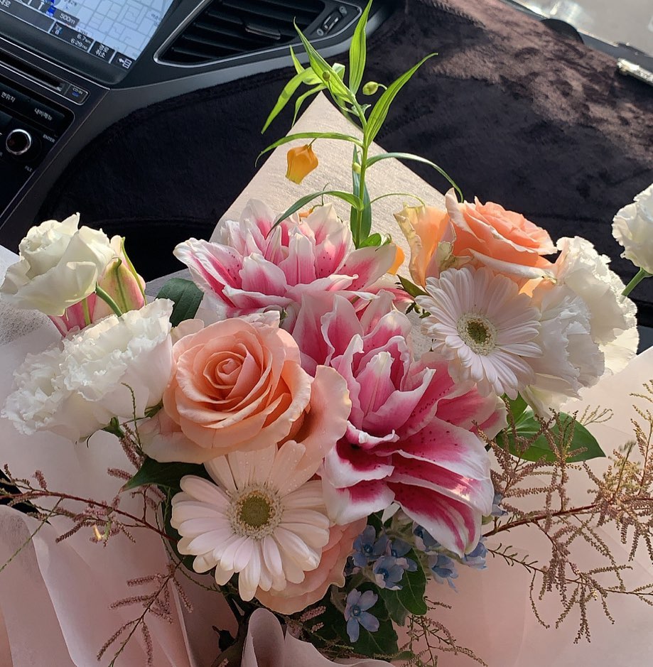 꽃 하나하나 고르는 오빠 생각하니 좀 귀엽네🧸