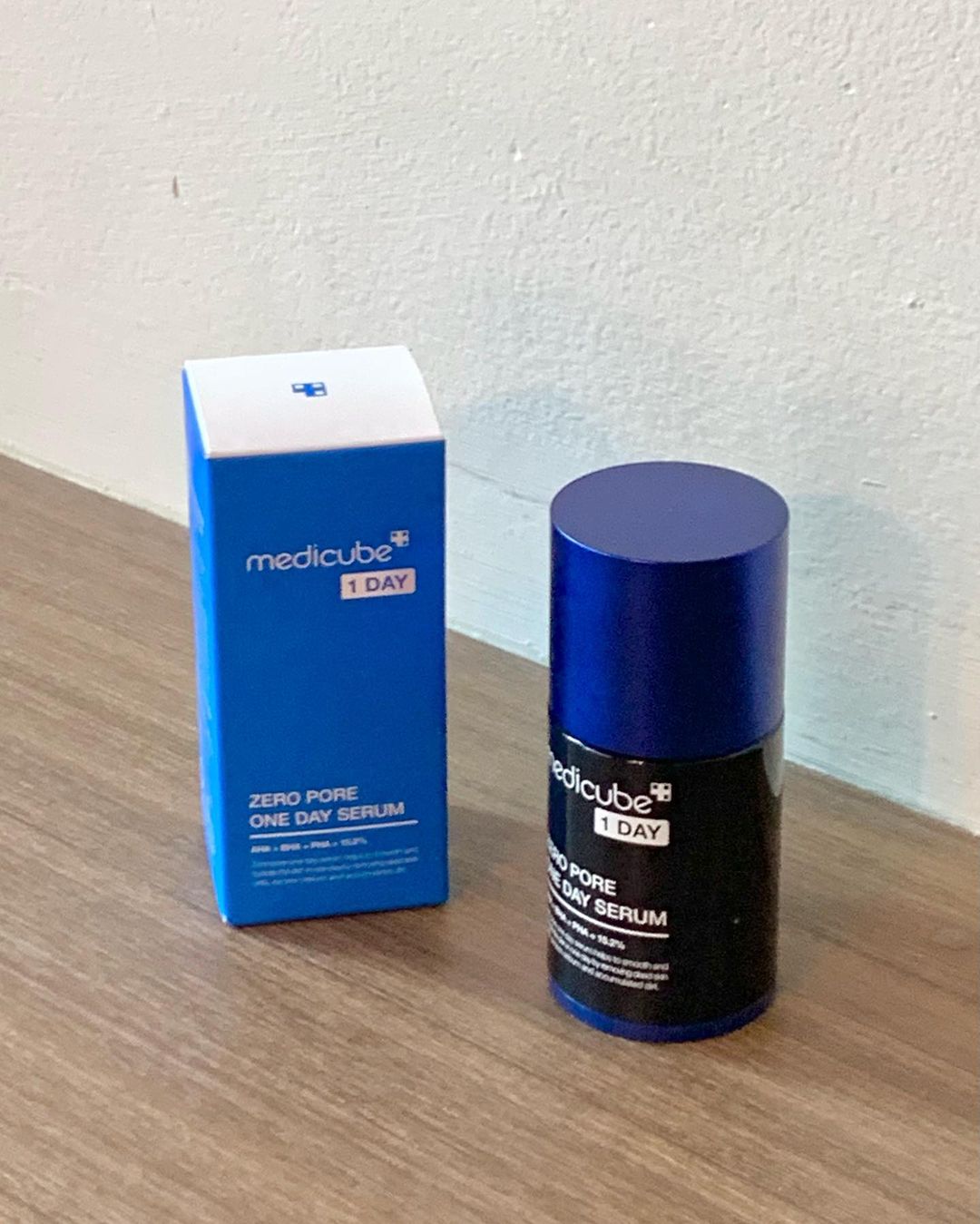 또현뷰티 on Instagram: “#협찬#AD 𝑀𝑒𝑑𝑖𝑐𝑢𝑏𝑒 💊 모공타이트닝에 미백효과로 피부관리하기 좋은 메디큐브 제로 모공 원데이 세럼💙 수분감도 촉촉하니💦 매끈 쫀쫀