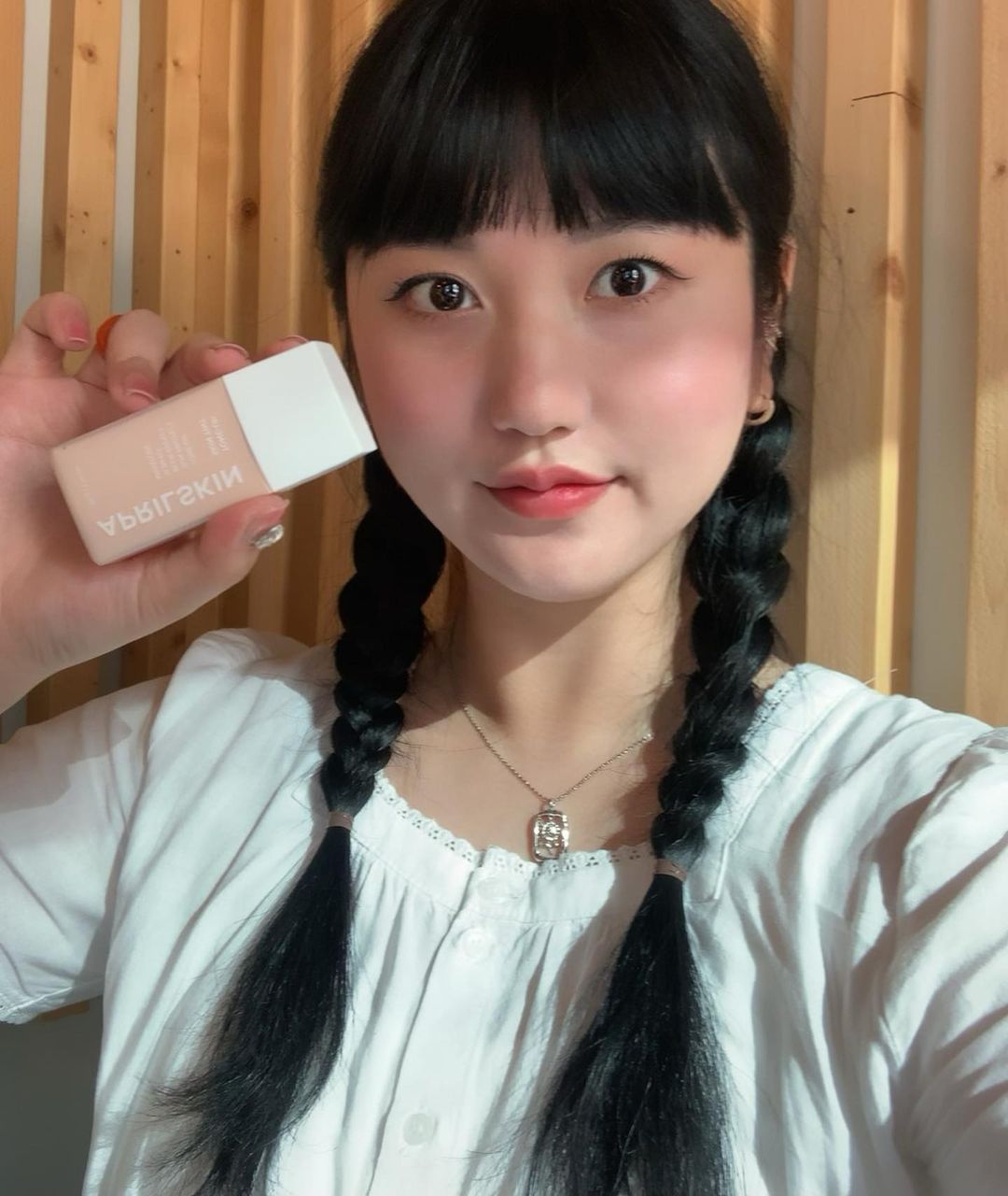 또현뷰티 on Instagram: “#협찬#AD 에이프릴스킨 톤업스킨틴트🍒 단 한겹만으로도 자외선차단과 톤업 보정커버까지 다 되는 제품🍀 톤업되는 선크림 써본 것 중 제일 좋았어요☺