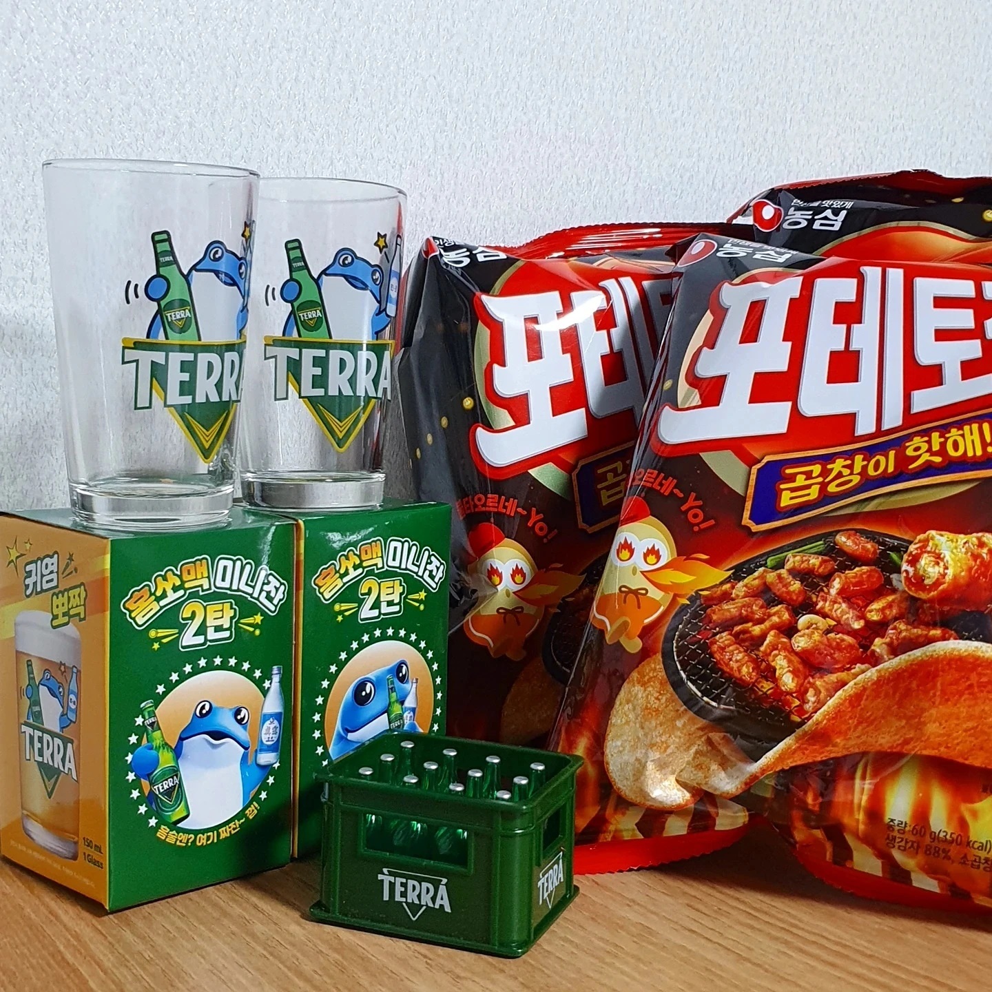 #광고 #협찬 
#농심 #신상과자 
포테토칩과 숯불곱창구이의 콜라보
#포테토칩곱창이핫해 

매콤해서 자꾸 땡기는 맛
완전 맵.단.짠
혼자 과자 한 봉지 순삭!
맥주랑 마시면 얼마나 맛있고 좋을까!

그리고 #테라굿즈 귀엽네 귀여워
당분간 술을 못 마셔서 아쉬운!!
다음에 꼭꼭꼭 두꺼비랑 홈쏘맥해야지
오프너까지 있으니깐 병맥주도 가능!

×농심에서 제품을 지원받아 작성된 후기입니다×

#곱창이핫테라#곱창맛감자칩 #곱창 #곱창스낵 #김민경 #민경장군 #김민경과자 #곱창과자 #포테토칩테라맥주 #곱창스낵
#포테토칩 #홈술안주 #홈술 #테라  #먹스타그램 #맛스타그램 #과자스타그램 #과자 #맵단짠 #군것질 #굿즈 #안주 #편의점스타그램 #과자추천