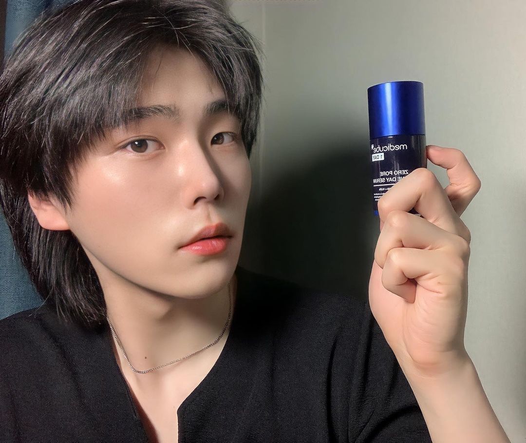 곽지민 on Instagram: “#협찬 메디큐브 제로 모공 원데이 세럼 모공 슈링크 공법으로 단 하루만에 모공 타이트닝 효과를 볼 수 있는 제품이에요. 아하AHA + 바하 BHA + 파하 PHA 성분 함