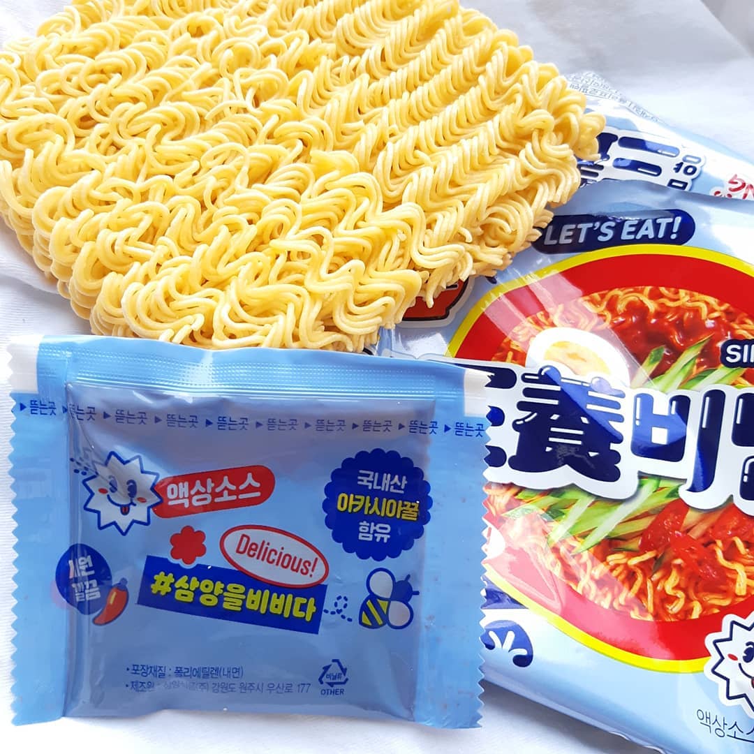민주 on Instagram: “#협찬 제가 너무너무 좋아하는 유튜브 스타 '벨리곰'과 삼양비빔면 콜라보!!🍜🐻 저희 부모님이 라면을 진짜 싫어하시는데 저 몰래 2봉지나 드셨더라구요..? 나이불구 남
