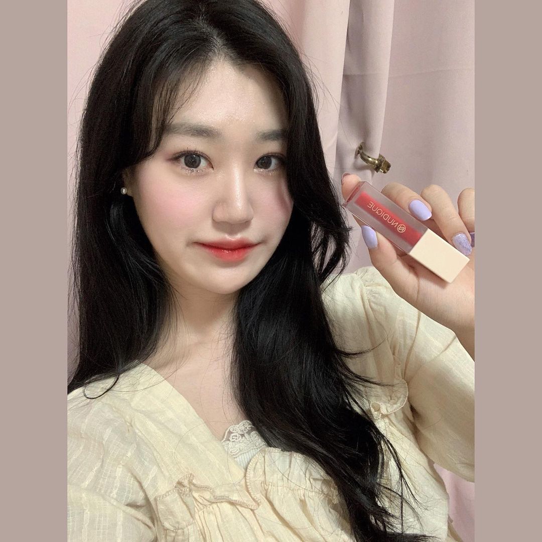 서가은 on Instagram: “#광고 ❤️ 여리여리 + 순함 + 오래 지속되는 순살틴트 ❤️내 마음대로 컬러 컨트롤! 바르면 바를수록 원하는 컬러 ⭕️ ❤️ 지속 + 발색 + 입술 케어 ⭕️ 1. Mood Tint 자