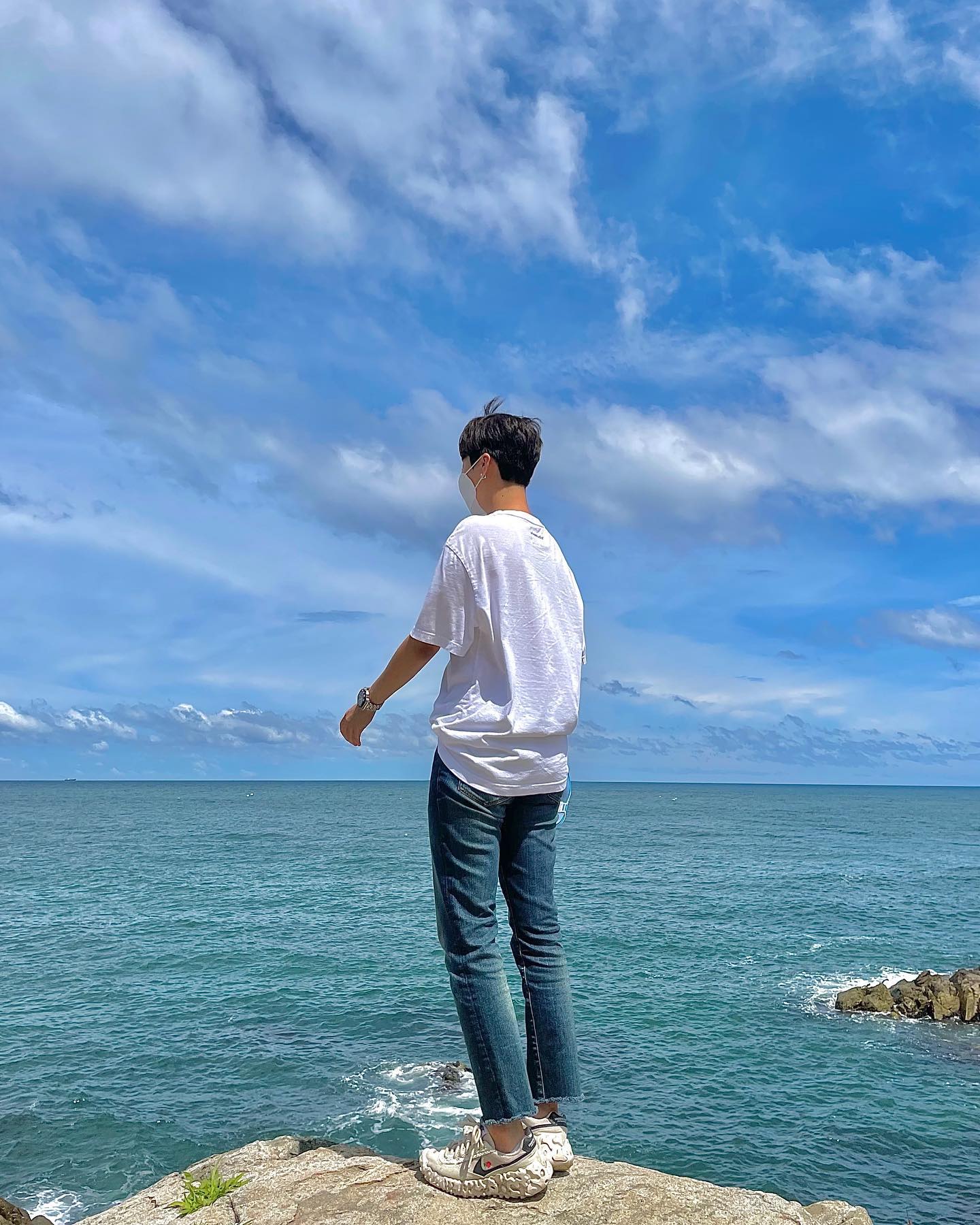 내 비록 골절상을 입었으나
하늘은 맑구나
.
.
.
.
.
.
