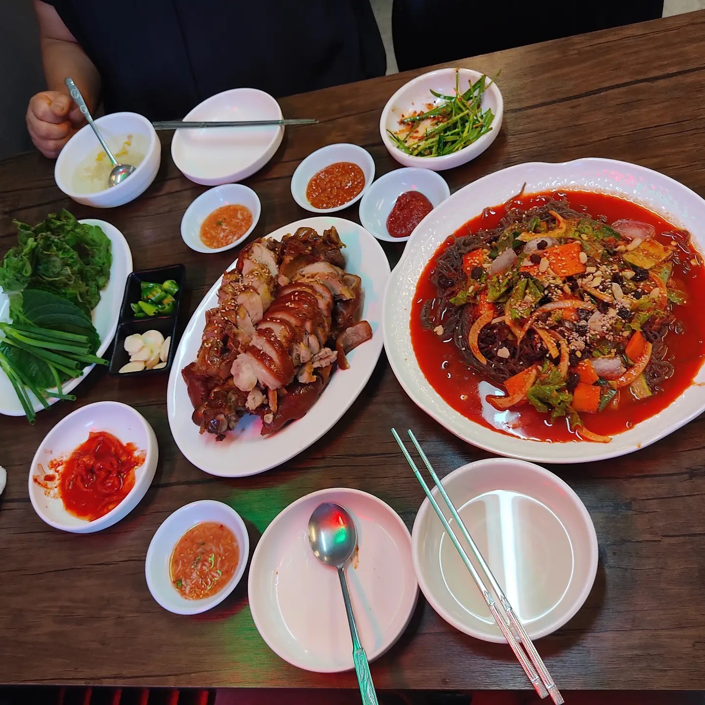 어머니랑 일 있어서 석관동 쪽 갔다가 족발 먹고 왔어요.
족발 스타일은 옛날 느낌으로 한김 식혀서 썰어주기 때문에 껍질이 되게 쫄깃해요.
잡내도 없고 푸짐하니 맛있네요 ㅎㅎ
쟁반국수 같이 먹었는데, 여기는 땅콩이랑 건포도를 같이 돌려줘요.
평소에 건포도를 잘 먹지는 않았는데, 쟁반국수의 매콤달콤한 양념이랑 건포도가 너무 잘 어울리더라구요. 새로운 발견이었어요 ㅎㅎ

#석관동맛집#신이문역맛집#석관동족발맛집#석관동야식#석관동회식장소#석관동야식#신이문족발맛집