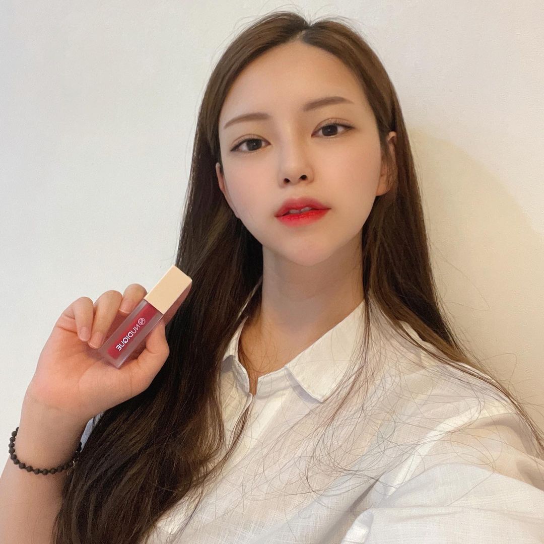 나리 on Instagram: “#광고#협찬 누디크 순스킨 립틴트 시그니처레드 01. 여리여리 해도 순하디 순해도 오래 지속되는 순살틴트 원래 내 입술처럼 밀착! 커피를 마셔도! 마스크를 써도 수정