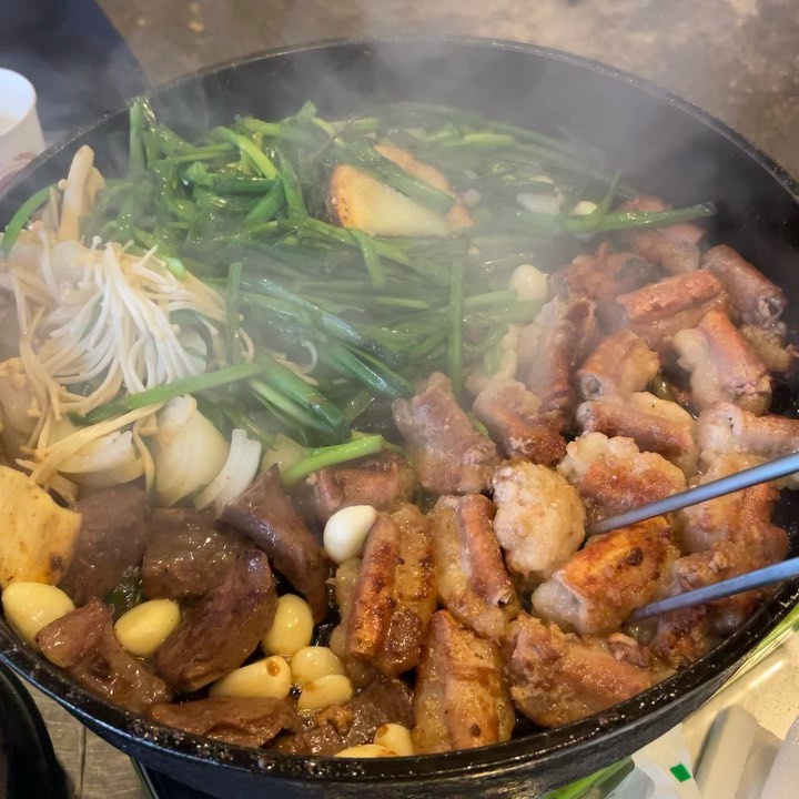 #영등포신촌황소곱창 #영등포곱창맛집 곱이 가득가득한 곱창이 땡기면 맨날 방문하는 영등포 신촌황소곱창 :) 서울로 놀러온 친구들이 곱창맛집 가고 싶다고하면 매일 데리고 갑니당 ㅎㅎ 항상 맛있어서 난리치는 친규들!!! 홍합탕도 기본으로 주셔서 완전 술마시러 가기도 딱이에요! ㅎㅎ 새콤한 김치가 들어간 김볶은 필슈!!👏🏻

📍서울 영등포구 영중로4길 15

✔ 자세한 후기는 네이버 '@체리야미' 블로거에서 확인가능합니다 :D

#먹스타그램 #맛스타그램 #먹방스타그램 #맛집 #맛집추천 #맛집스타그램 #집밥 #요리스타그램 #서울 #요리 #데일리푸드 #일상 #먹스타 #인스타푸드 #오늘뭐먹지 #서울맛집 #맛집탐방 #데이트코스 #좋아요반사 #팔로우 #맞팔 #일상스타그램 #오오티디 #food #foodstagram #cook #instafood