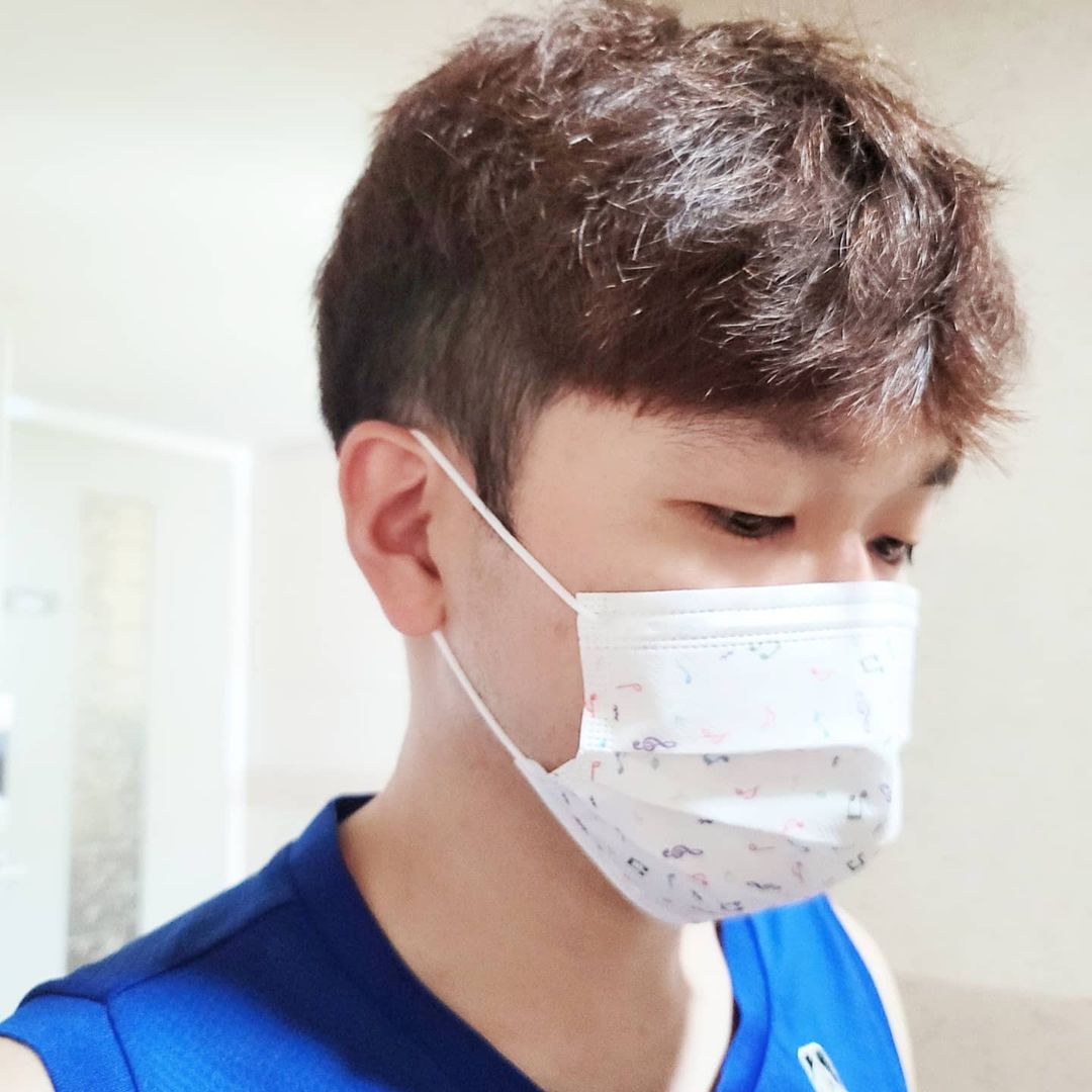 오리너구리 on Instagram: “#협찬 ⠀⠀ 코모드 디자인마스크 😷 이제는 매일 착용하는게 익숙해진 일상 이번에 디자인도 다양하고 숨쉬기 편한 코모드 디자인마스크 올 여름은 너로 정했다