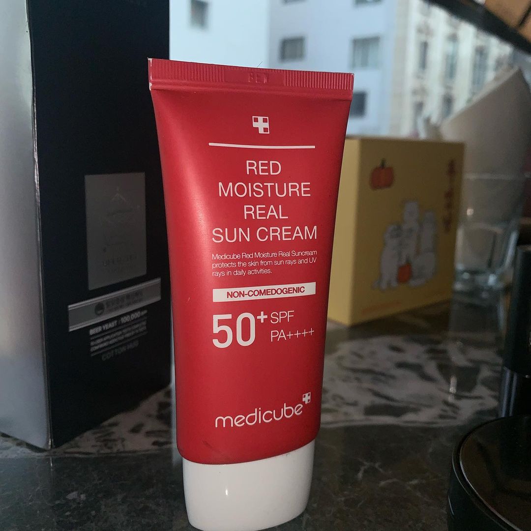 민 승 on Instagram: “#협찬 진짜 SPF 50! PA++++! 빈틈없이 자외선을 차단하는 리얼 선크림 논코메도제닉 테스트를 완료해 여드름성 피부도 사용할 수 있는 안심 선크림 수분 함량 67%! 수