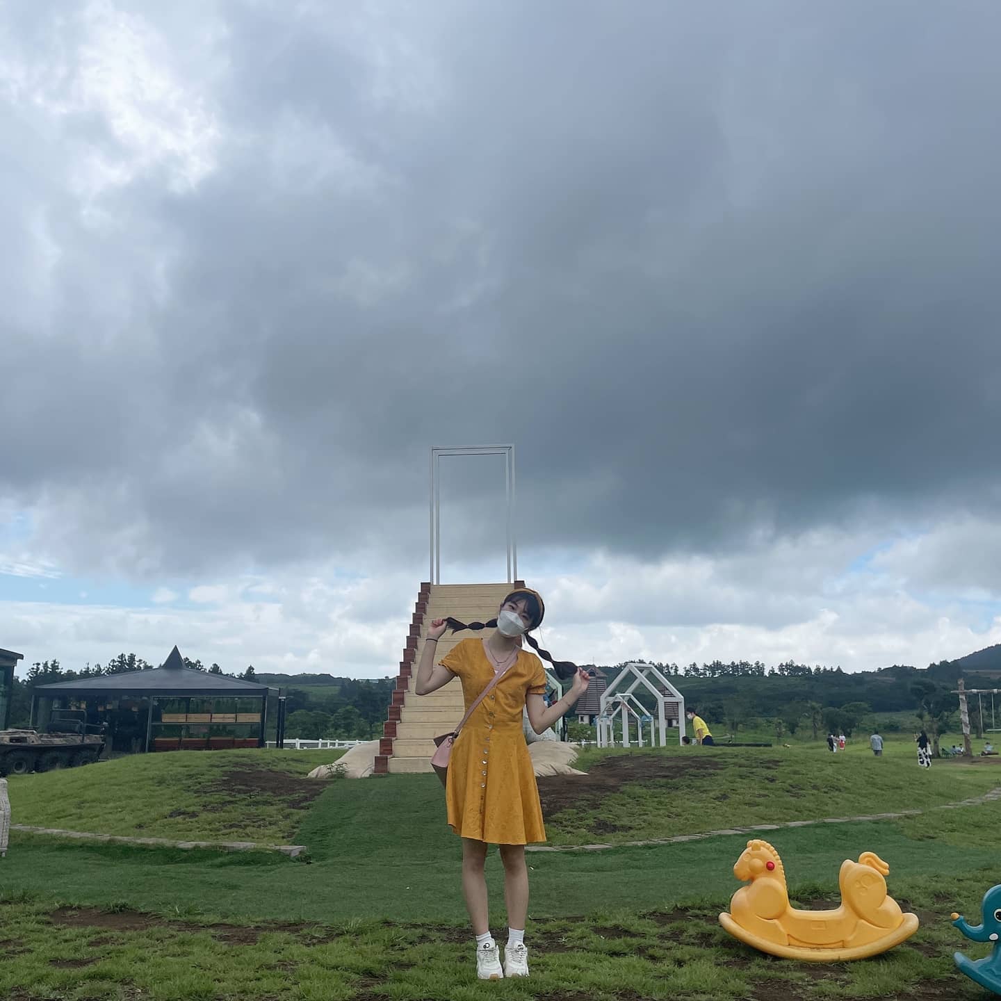 ✈제주 3일차🍊💛

리조트 조식을 먹고 제주패스를 사용하기 위해 '목장카페 드르쿰다'로 이동!!

카트를 하러 왔는데 대기표를 뽑아 1시간 넘게 기다린 후 1인용카트를 탔당🚗 

민철이는 엑셀도 밟고 제일 빠르게 달렸지만 나는 거북이였다는,,ㅎㅎ 그래도 시원하고 재밌었당💛 스피드광 민철이는 또 타고 싶어 흥분상태ㅋㅋ

카트 탄 후에 또 카트 타러 딴 곳으로 갈지 고민했지만 결국 천지연 폭포를 보러 땡볕에 갔당🏞 거기서 기념품 소원팔찌도 사고 기분이 좋아졌다지?!ㅎㅎ