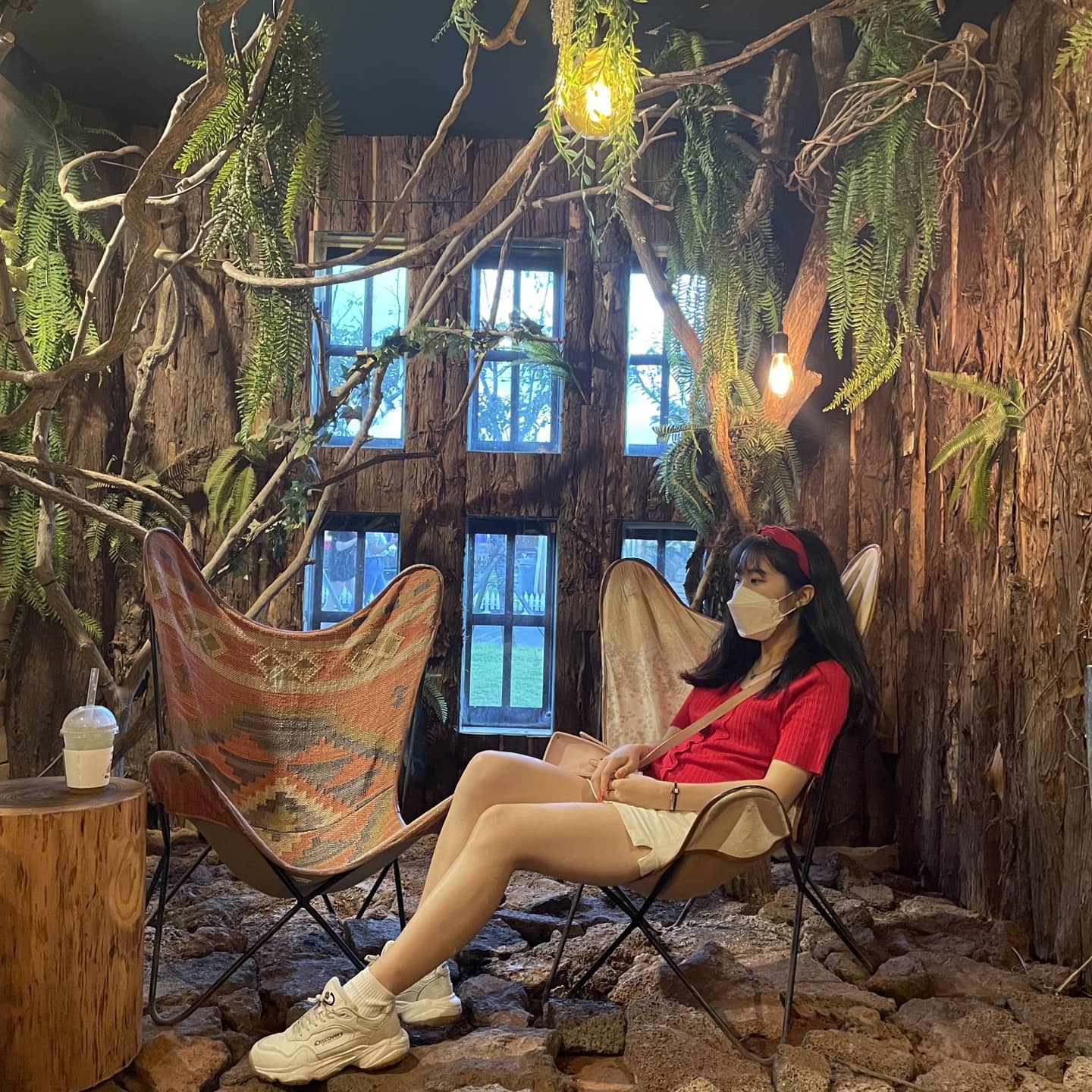 ✈제주 2일차🍊❤

생각보다 포토존이 너무 많았던 드르쿰다! 저녁에 가니 성의 불빛들이 아름다웠고 각 방마다 아기자기하게 꾸며놓은 스튜디오가 있었다!
사진 찍느려고 시간이 후딱 가서 저녁 시간을 놓쳤지만 예쁜 사진들 많이 찍었당📸 
제주도가면 또 가고 싶고 한 번은 꼭 가면 좋을 장소😊