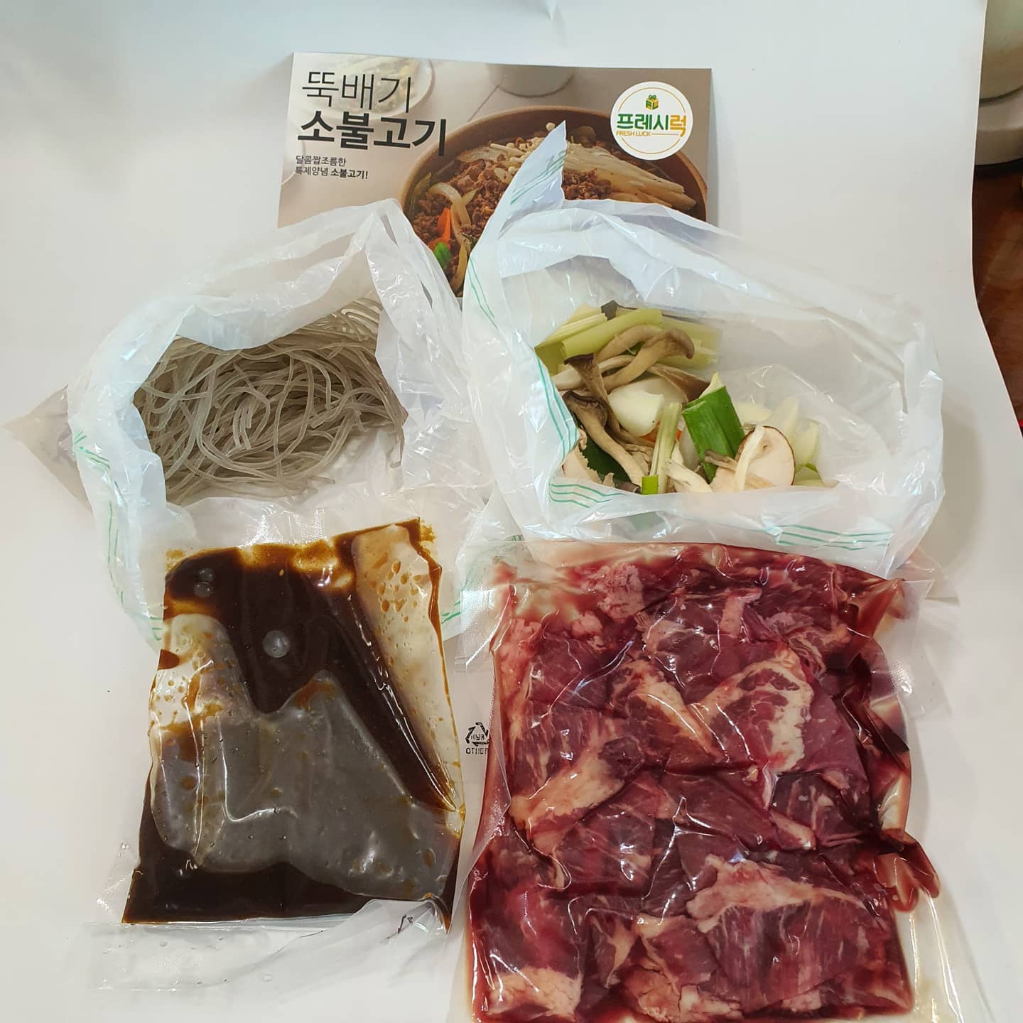 #협찬 
간단한 밀키트 사랑입니다^^♡♡
구성품도 간단! 조리도 간단!
아이들 방학하니 삼시세끼 챙기는게 너무 큰일!!
식욕 좋은 5,7, 9세는 뒤돌아서면 배고프다하고ㅜ_ㅠ
밥같은 간식까지하면 하루 5끼~
이럴땐 간단조리 밀키트죠♡♡
포장 뜯어 차리는데까지 10분컷!

#프레시럭 
5성급셰프가 만든다니 믿고 먹어요♡

방학동안 엄마도 하루 한끼는 편하게^^

#애셋엄마 #요리스타그램 #밀키트 #방학 #소불고기