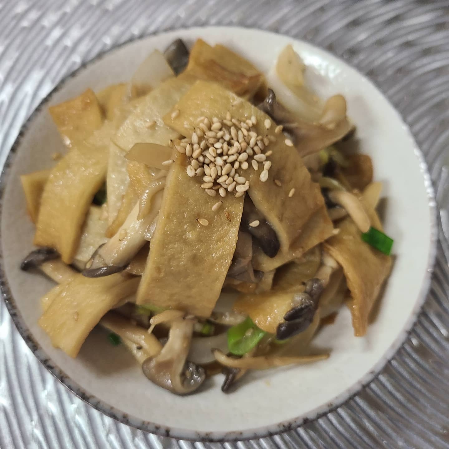 버섯오뎅볶음
쫄깃하고 맛있는 밑반찬
만들기 쉽고 맛있어요.

#버섯오뎅볶음 #오뎅버섯볶음 
#오뎅볶음 #밑반찬만들기 
#오뎅반찬 #오뎅요리