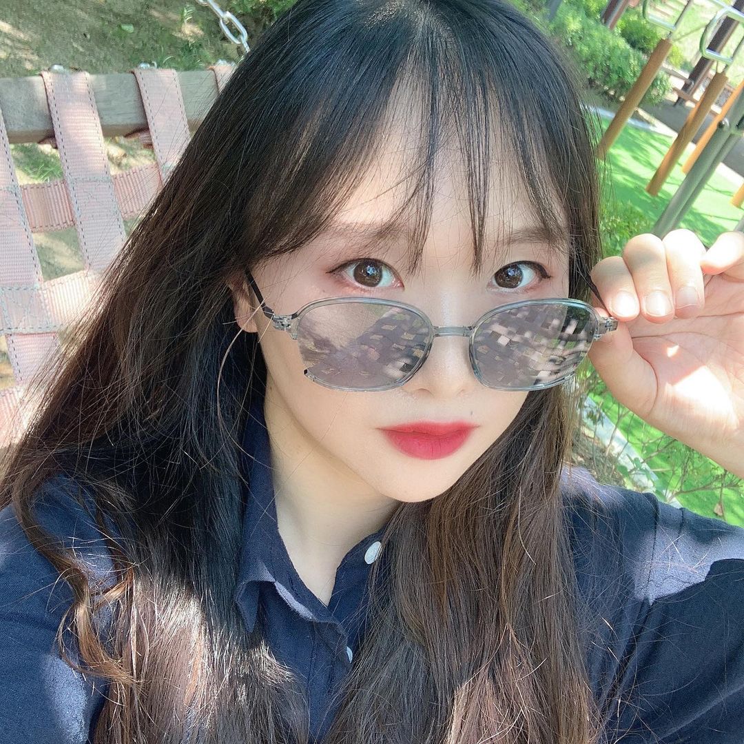 혬토링✨ (@toring.hyem) posted on Instagram: “#광고 클로떼 리포즈 213 BL1 블루 오션🌿 요즘 선글라스, 누가 까만색만 끼나요? 여름 잇템인만큼 이렇게 여름에 어울리는 색감을 가진, 유