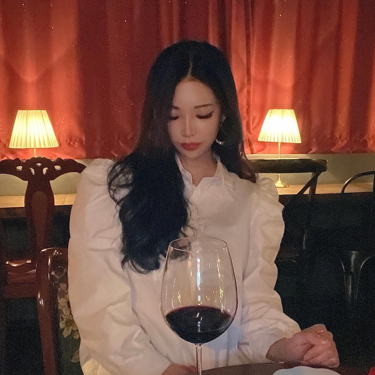 어두워서 화질 마저 레트로야
