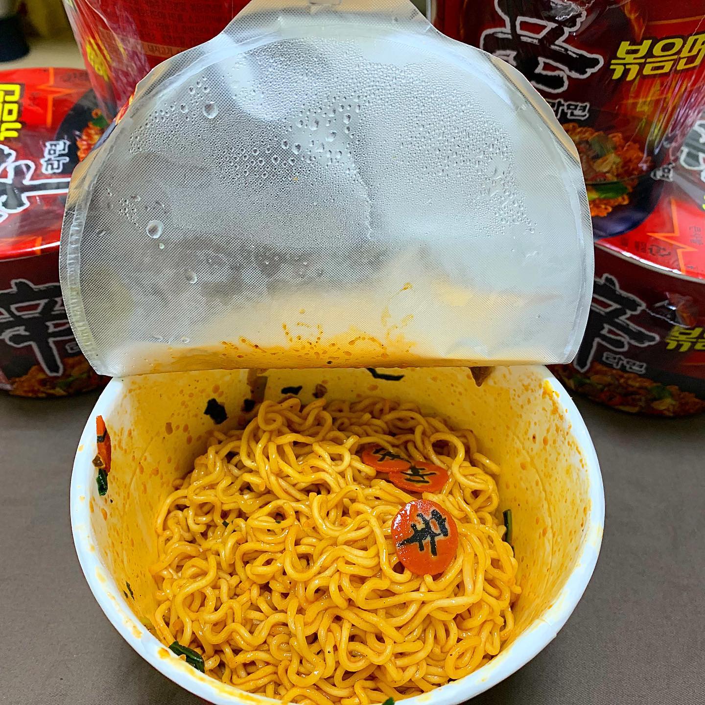 #광고 nongshim
Day 111./ 농심의 신라면 출시 35년 기념 신라면 볶음면!

❤농심의 대표 제품인 신라면이 출시 35년을 맞이하여 ‘신라면 볶음면’을 출시하였다고 해요! 저두 출시되자 마자 좋은기회로 먹어보았답니다 ㅎㅎ

🧡신라면의 맛을 볶음면으로 재현했다는데 매운맛이 10으로 따지면 저한테는 한 7정도인데 아주 맛있더라구요!  딱 맛있게 매운 맛? 그 적절함을 잘 잡아서 출시된 것 같아요! 물론 저는 콧물이 조금 나왔지만.. 맛있어서 젓가락질을 멈출 수 없었어요..

💛면이 꼬들꼬들한 식감이였는데 볶음면에 찰떡인 식감이더라구요 ㅎㅎ 거기에 신라면의 신자를 먹물로 그려 어묵에 넣어놨는데 너무 귀엽구 먹는게 더 재미있는 기분?!

💚컵라면과 봉지 둘다 출시 되었다고 하는데 전 컵라면만 먹어봤어요! 근데 워나악 맛있어서 봉지는 안먹어 봐도 더 맛있을게 당연히 예상됩니다 ㅎㅎ 

💙퇴근하고 와서 먹으니 스트레스도 확 풀리고 화끈하더라구요! 먹구 힘내서 그 다음날두 출근했답니다 ㅎㅎ 아주아주 이 신라면 볶음면이 또다른 획기적인 라면이 될거라고 생각해요! 여러분도 꼭 드셔보시길 추천드립니다!!

#농심 #신라면볶음면 #신라면 #볶음면 #컵라면 #신상라면 #빠져드는매운맛 #라면스타그램 #먹스타그램 #shinramyun #신볶음면 #먹방 #먹스타그램 #먹스타맞팔 #먹방스타그램 #맛집 #맛스타그램 #맛 #직장인 #퇴근 #라면 #매운맛 #퇴근 #음식 #음식스타그램 #음식사진