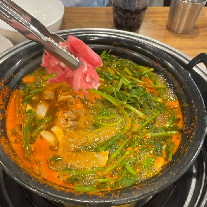 #등촌칼국수 #방이동먹자골목 등촌칼국수방이본점! 주변에서 맛있다는 말을 하도 많이들어서 넘넘 가구싶었던 등촌샤브샤브칼국슈 🍜 드디어 다녀왔어욥!! 미나리랑 버섯이 듬뿍 들어가서 완젼 취향저격이>< 맵찔이도 먹을 수 있는 진~하고 살짝 칼칼한 육수가 정말 짱이 더라구욥 ㅎㅎ 끓이면 끓일수록 국물이 진국👍 소고기 순삭에 칼국수면사리 ! 마지막에 계란볶음밥까지 ❤️ 여기 또갈랭 또갈랭 

📍서울 송파구 올림픽로30길 10

✔ 자세한 후기는 네이버 '@체리야미' 블로거에서 확인가능합니다 :D

#먹스타그램 #맛스타그램 #먹방스타그램 #맛집 #맛집추천 #맛집스타그램 #집밥 #요리스타그램 #서울 #요리 #데일리푸드 #일상 #먹스타 #인스타푸드 #오늘뭐먹지 #서울맛집 #맛집탐방 #데이트코스 #좋아요반사 #팔로우 #맞팔 #일상스타그램 #오오티디 #food #foodstagram #cook #instafood