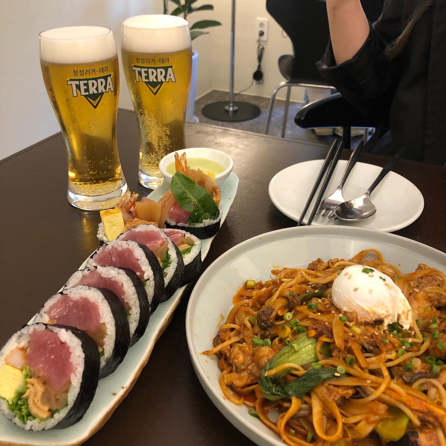 성수_#이오로비스트로 

오늘 소개해드릴 맛집은 #마끼 맛집으로 유명한 #이오로 입니다! 분위기도 좋고 #기념일 날 오면 좋을 것 같은 느낌이 들 정도로 깔끔하고 좋았어요! #대창파스타 도 같이 먹었는데 밥으로도 변경가능하더라고요! #성수동맛집 이 워낙 많아서 완전 베스트 맛집은 아니지만 #데이트 나 #생일 때 한번 놀러가세요!

혜또먹점수 🌕🌕🌕🌜