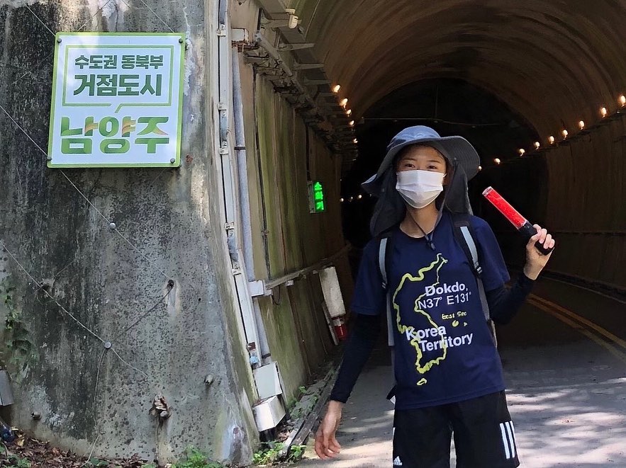 관동대로 국토대장정 

스물, 무엇을 해도 빛나는 나이✨
2021/07/26~08/06
총 연장 350km
강릉-평창-횡성-원주-양평-남양주-구리-서울

찜통 더위, 하루에 6-7시간씩 20km부터 많게는 35km까지 걷는다. 유일한 여성 대장으로써👸🏻

‘잘’먹고, ‘잘’산다는 게 어떤 것인지 내 육신을 통해 온전히 느낄 수 있었다. 끝없는 도전은 내가 앞으로 힘차게 나아갈 수 있게끔 단단한 자양분이 되어준다. 
 자연스럽게 살자, 잘 지내보자. 이 또한 내 소중한 자산이 되어 한 줄기의 추억으로 자리잡겠지. 

낯설지 않다. 중학생때부터 이미 나는 방학시즌이나 긴 여유시간이 생기면 국토대장정을 떠난다. 극강의 더움, 혹한의 추위에 왜 항상 내 두 다리는 어딘가로 떠나지 못해 갈망하는 것일까. 좋은 징조다. 앞으로 평생, 이렇게 살거다. 몸도 마음도 한 학기 재 충전🍃 다시 제자리로 와서 나 답게 잘 살아보자🏃🏻‍♀️

💪🏼💪🏼 언제든 건강하게 💪🏼💪🏼
🏃🏻‍♀️🌊🍃💐🌳🌍🌈🔥🌞🤸‍♀️🥄🍚🍑🇰🇷