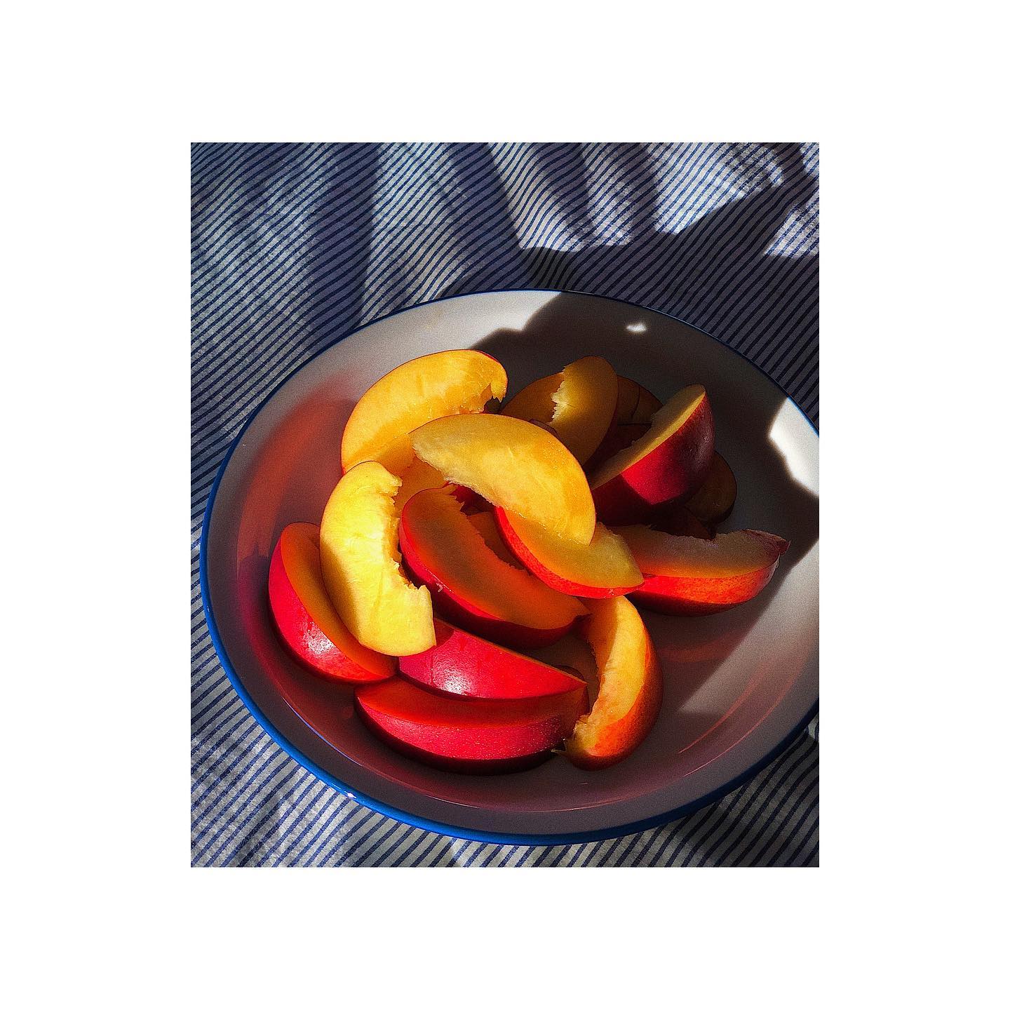 🍑

지난주 까지만 해도 아 언제 이 더위 끝나려나 했는데, 입추 지나자마자 이렇게 아침저녁 공기가 다를 일? 아까 창문너머 불어오는 바람에서 가을 냄새 맡아부렀다 킁 🍂

가을도 좋지만, 여름이 지나간다 생각하니 또 한편으로 아쉽고 그렇네, 이제 냉동만두 될 날이 머지 않았 ❄️

#igotmypeachesoutingeorgia