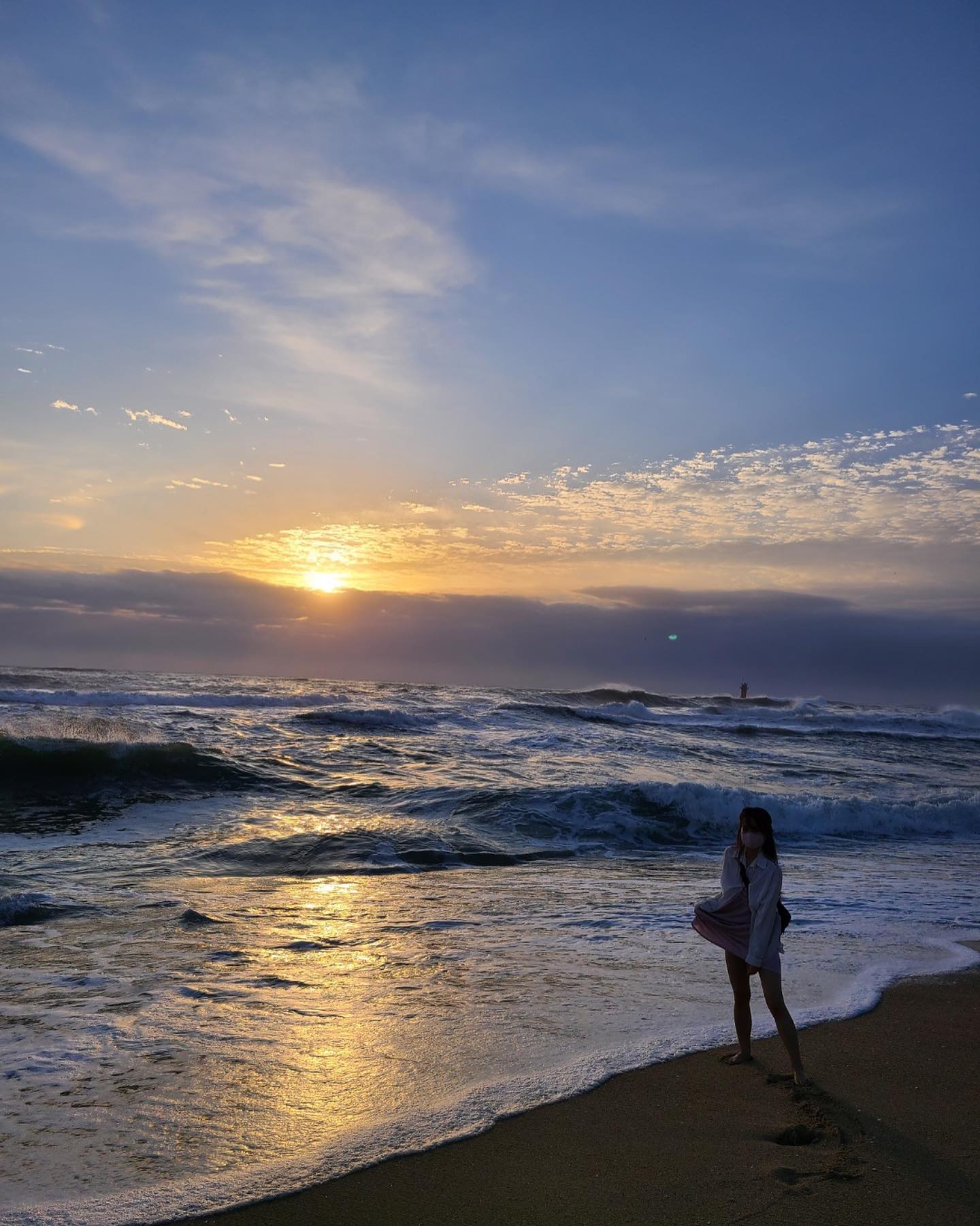 🌅 영상 끝까지보세요😭🥲

서해에서 동해까지 끝에서 끝 캠핑카운전은 속도제한이 걸려있어서 장장 다섯시간이 걸렸다(물론 난 딥슬립) 

4단계로 발로 못담구는 동해였는데 새벽 다섯시 도착한 덕분에 최고의씬을 남겼다!!!!!!!!!