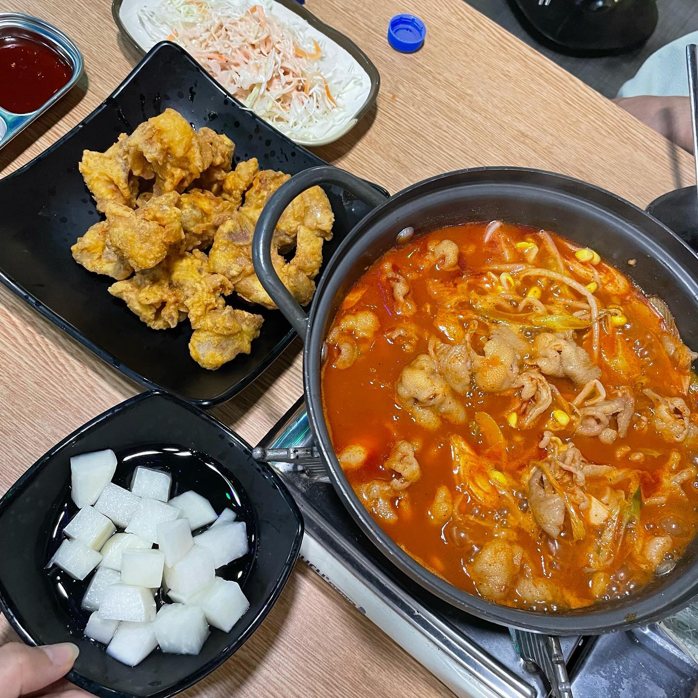 #닭발맛집 #독산닭발 #영아네불닭발 독산 맛나는거리에서 발견한 닭발맛집>< 숯불, 국물 종류도 다양하구 뼈와 무뼈도 가능해서 너무 좋아용!! 맵기조절도 가능하답니당 ㅎㅎ 닭발에 반마리치킨 조합으로 아쥬 맥주안주로도 딱이에요 :D 배달의 민족에서 배달도 가능해욘

📍서울 금천구 독산로75길 22-4

✔ 자세한 후기는 네이버 '@체리야미' 블로거에서 확인가능합니다 :D

#먹스타그램 #맛스타그램 #먹방스타그램 #맛집 #맛집추천 #맛집스타그램 #집밥 #요리스타그램 #서울 #요리 #데일리푸드 #일상 #먹스타 #인스타푸드 #오늘뭐먹지 #서울맛집 #맛집탐방 #데이트코스 #좋아요반사 #팔로우 #맞팔 #일상스타그램 #오오티디 #food #foodstagram #cook #instafood