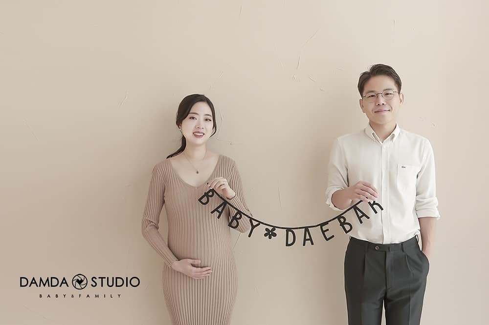 9월 대박맘👼 on Instagram: “매일매일 봐도 기분 좋은 만삭스냅 🤰⠀ 블랙 드레스 말구 베이지 톤 의상으로 내츄럴 컨셉도 찍었었어요❣⠀ 햇살이 좋았던 #담다스튜디오 에서 찍었습니다아