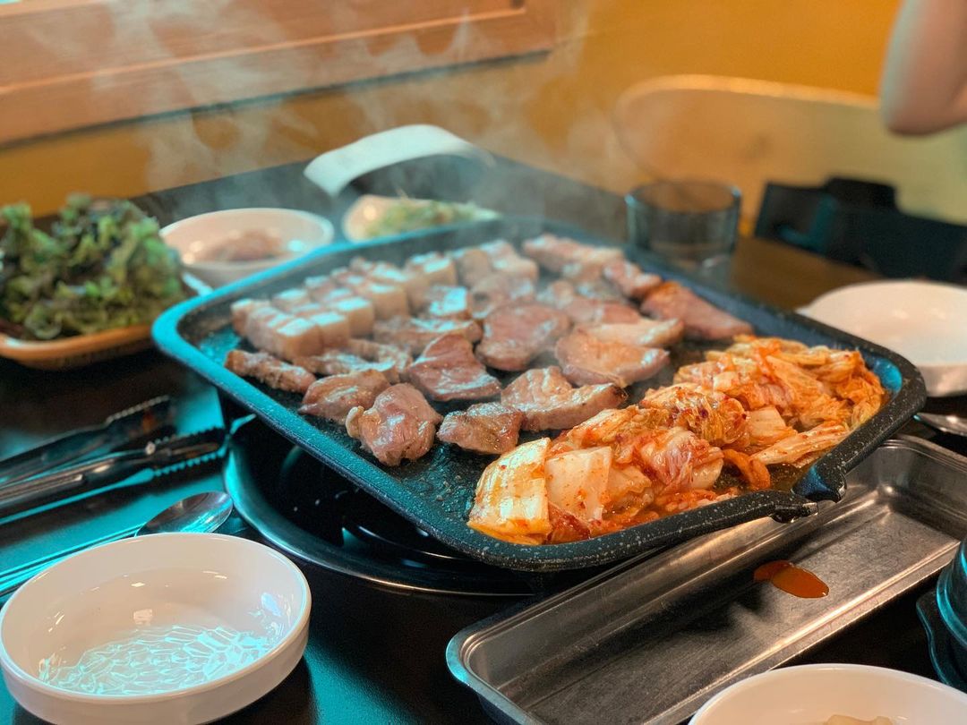 이예원 on Instagram: “참 숯으로 한 번 초벌해서 그런지 돼지 냄새도 없고 부드러운 고기😆😆 먹자마자 눈이 동그래지면서 너무 맛있다고 순삭함 ㅋㅎㅋㅎ 밑반찬으로 나온 명이나물에 무
