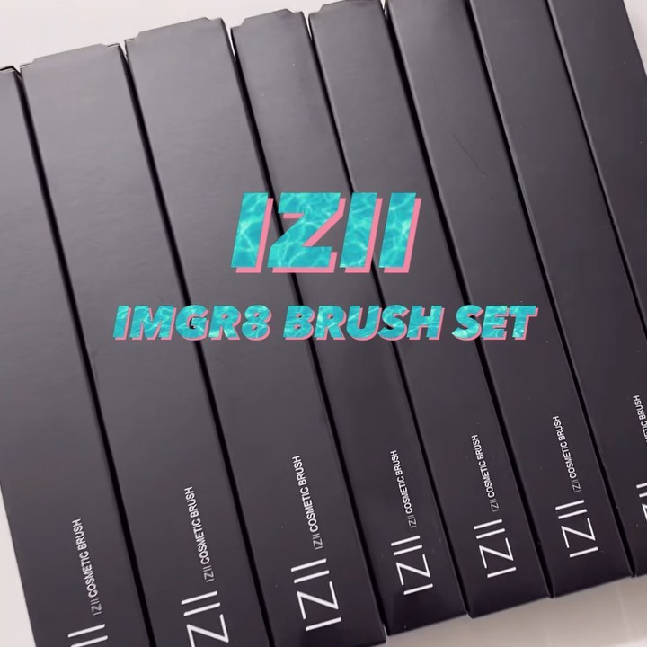 #협찬 IZII라인 메이크업 브러쉬 8종 세트

브러쉬마다 사용 부위 네임이 쓰여져 있고
( 이런 섬세함 정말 최고👍🏻 )

최근 동물성 원재료 천연모보다 
비건 브러쉬 (인조모)가 
더 부드럽고 발색과 발림성이 좋다는 것을
아이엠그레이트 브랜드 제품을 써보고 또 한번 느꼈네요!

특히 저는 트러블 자국이 많아서
파운데이션을 바를때 퍼프로 
얇게 여러번 덧 바르는 편이에요.

평소 브러쉬는 발림성이 좋지 않고 뜨는 느낌이라
파운데이션 브러쉬는 사두고 안 쓴 제품이 많은데
여기 브러쉬는 전체적으로 발림성과 발색이 다 좋았고
그중에 파운데이션을 지금 계속 쓰고 있어요.

이 브러쉬를 쓰면 얇게 여러번 펴바를 필요 없이
한번의 적당한 양으로 펴바르고
퍼프로 몇번 두드리면 피부 표현 세상 깐달걀 피부가 돼서
피부 자신감이 하늘을 찌른답니다!

-

그리고 크리즈 브러쉬는 
눈매 음영용으로 많이 사용하실 건데
이걸로 콧대 쉐딩 주면
저 같이 경극 화장처럼 못하시는 분도
단언컨대 금손이 되실껍니다.

피부 자극이 적은 고급 인조모로 
민감한 피부에도 사용이 가능하니
손으로 발색하는 것도 편하지만
브러쉬가 좀 더 섬세하고 
예쁜 발색을 돕는답니다.

-

http://naver.me/FbR0qCut
URL로 구매 가능하고

네이버에서 ' IZII 데일리 메이크업 브러쉬 세트 ' 
검색후 구매가능합니다

-

#furx #IZII라인 #IMGR8 #메이크업브러쉬 #비건브러쉬 #인조모 #브러쉬추천 #브러쉬세트 #코덕스타그램 #코덕환영 #코덕후 #코덕의길 #화장품덕후 #인스타뷰티 #뷰티스타그램 #뷰티인플루언서 #뷰티모델 #koreanbeauty