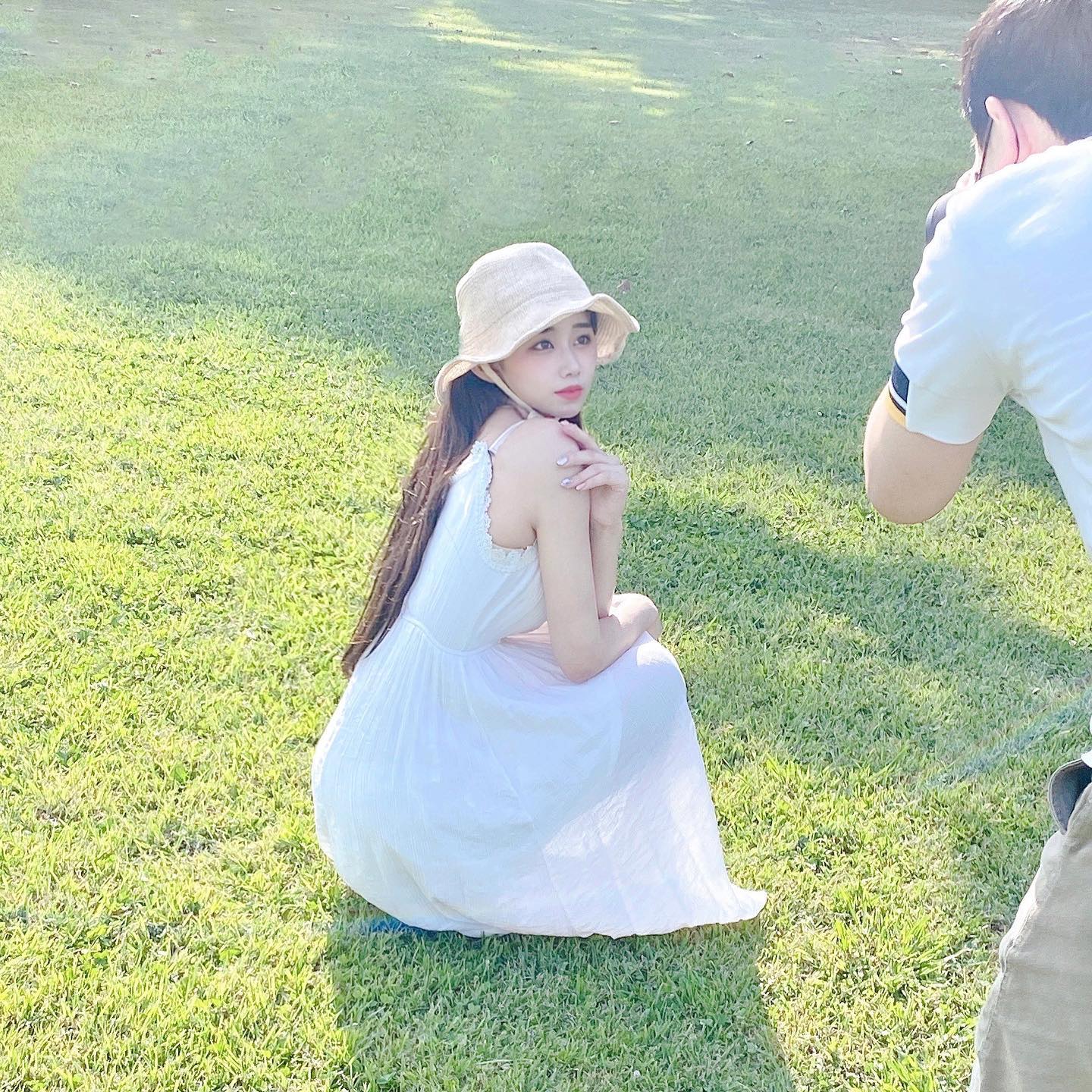 #야외 #스냅샷 찍고왔어요🧚🏻‍♀️
여름에 처음으로 밖에서 찍었는데 
영락없이 모기밥 되구ㅜㅜ..
거의 출장뷔페 였지 않나 싶어요🥲
같이 고생하신 작가님께 감사드립니다🎉💗☺️
자외선+지열 어택때문에 땅이 지글거려도
굴복하지 않는다ꉂꉂ(ᵔᗜᵔ*)
#폰카 로 찍어서 화질구지...😣😣
고화질 사진본은 tobecontinued,,!!🌸