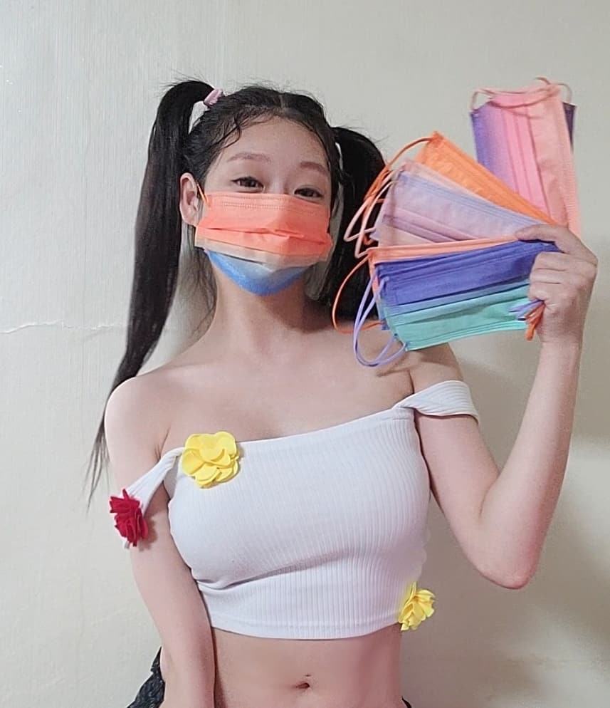 다희 DAHEE on Instagram: “#협찬 휘융💦 폭염에 땀은 계속 흐르고 컬러감오짐 마스크로 의상에 맞춰 스타일링 가능하니 너무너무 좋아요😷 거기다가 시선끌기도 좋아 관종끼있는 나에겐 JY컬