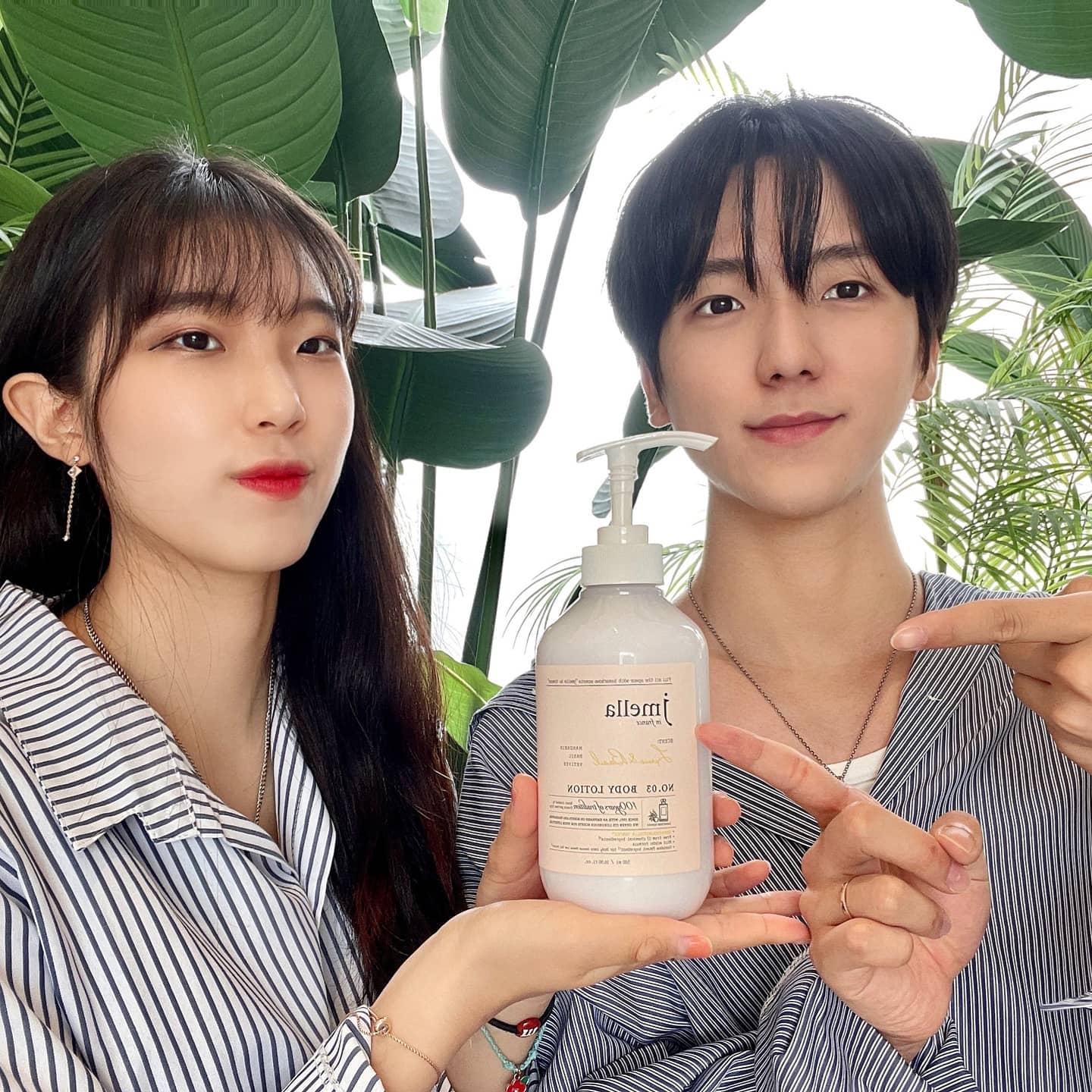 #협찬 이지만 솔직한 후기ღ 👉jmella.official👈

🧴건조한 편이라 샤워 후 항상 바디로션을 바르는데 싱그러운 라임향과 톡쏘는 바질향이 오랫동안 남아 퍼퓸바디로션으로 완벽했습니당💛 
🧴게다가 피부 자극 테스트 결과 저자극 판정결과를 받았으며, 화학성분 17가지를 첨가하지 않아 알러지 피부가 있는 저는 믿고 오래 사용할 수 있었습니당🙆‍♀️

❗프랑스 100년 전통 향료회사인 아르제빌(Argeville)의 전문 조향사들의 노하우와 기술로 프리미엄 향료를 제품에 적용🙉

❗제품마다 인기 명품 향수를 오마주🙊

✅약산성 바디로션
✅17가지 화학성분 무첨가
✅저자극테스트 진행
✅건조함에 도움을 주는 시어버터 함유
✅보습에 도움을 주는 30가지 식물성 추출물  함유
✅ 보습을 위한 특허성분 적용
✅건조한 피부를 개선시켜주는 5가지 식물 보습 오일 성분 함유

📍사용법
샤워 후 적당량을 덜어 건조함이 느껴지는 부위나 전신에 부드럽게 마사지하듯 원을 그리며 펴 발라줍니다.
*Tip
팔꿈치나 무릎 등 특히 더 건조한 부위에 수시로 덧발라줍니다.

#제이멜라 #jmella #제이멜라바디로션 #퍼퓸바디로션 #향수바디로션 #바디로션추천 #향이좋은바디로션 #바디로션 #약산성바디로션 #프랑스향기 #시어버터 #취향바디로션 #아르제빌 
#향템추천 #저자극테스트 #보습로션 #촉촉한바디로션 #바르는향수 #명품향 #argeville #컨템포러리케어