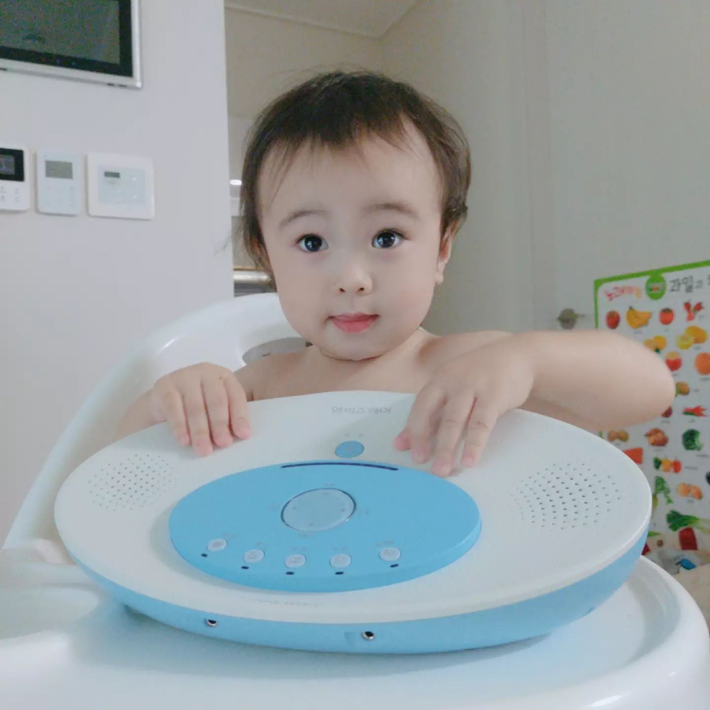 전자제품에 관심이 많은 다율이 ㅋㅋ😁😁
.
.
이걸 보더니
'띠띠' 소리가 신기해서인지
호기심 발동 ㅋㅋㅋㅋ😆😆
 .
육아로 피곤하여 잠을 제대로 자기 어려운
육아맘의 숙면에 도움을 주네 ㅎㅎ
.
낮잠을 많이 자서
밤에 늦게 자고 일찍 일어나는
다율이를 밤에 꿀잠자게 해주는 ㅋㅋ☺☺
.
엠씨스퀘어 뉴에브리데이는 
최적의 적합한 뇌파를 유도하여 
수면유도, 집중력향상, 스트레스해소에 도움을 주는 아이와 온가족이 함께 사용하는 뇌과학 디바이스로
.
코로나19로 지쳐있는 대한민국 엄마들과 아이들을 위해 엠씨스퀘어 뉴에브리데이를 선물드리는
 ‘엠씨스퀘어 힐링캠페인’ 
그리고 ‘엠씨스퀘어 영재 프로젝트’
.
엄마는 힐링, 다율이는 영재가 되어보자 !! ㅋㅋ😁😁
.
.
.
#엠씨스퀘어 #엠씨스퀘어힐링캠페인 #엠씨스퀘어영재프로젝트 #엠씨스퀘어뉴에브리데아 #엠씨스퀘어키즈 #슬립스퀘어 #뇌과학디바이스 #슬립디바이스 #수면디바이스 #자연의소리 #수면뇌과학 #집중력 #수면 #낮잠 #숙면 #꿀잠 #힐링 #휴식 #피로회복 #불면증 #슬립테크