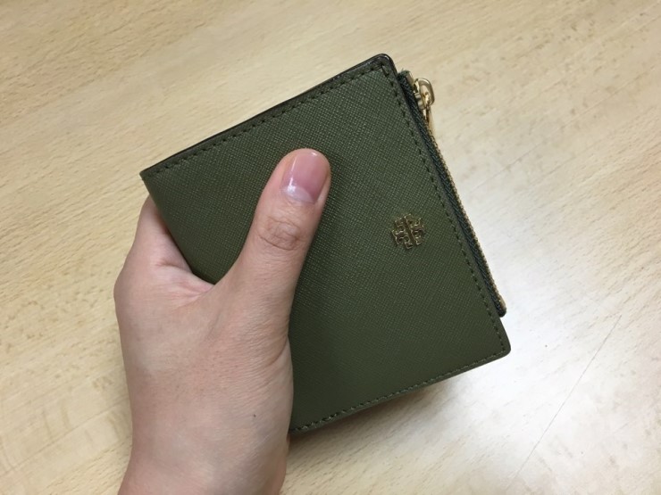 토리버치 로빈슨 미니지갑 그린올리브색상 리뷰