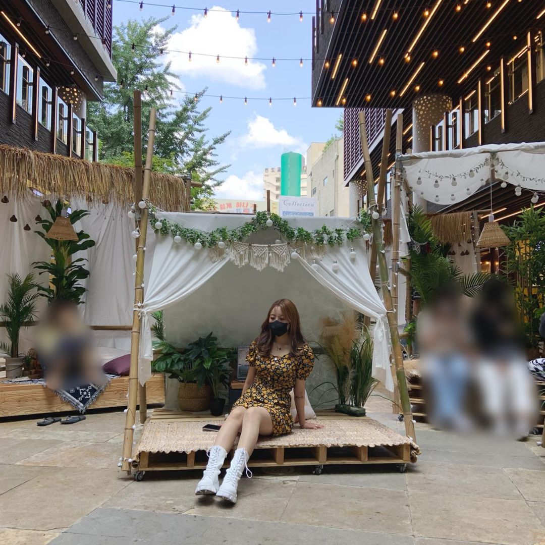 장유진 on Instagram: “월요일에 희연이랑 데이투😚 애기들보다 더 신나게 놀앗던거 같아ㅋㅋ 볼거리도많고 컬러뮤지엄 색감 진짜 짱옙뻣어🌸 또가고싶어… #인사동#안녕인사동#